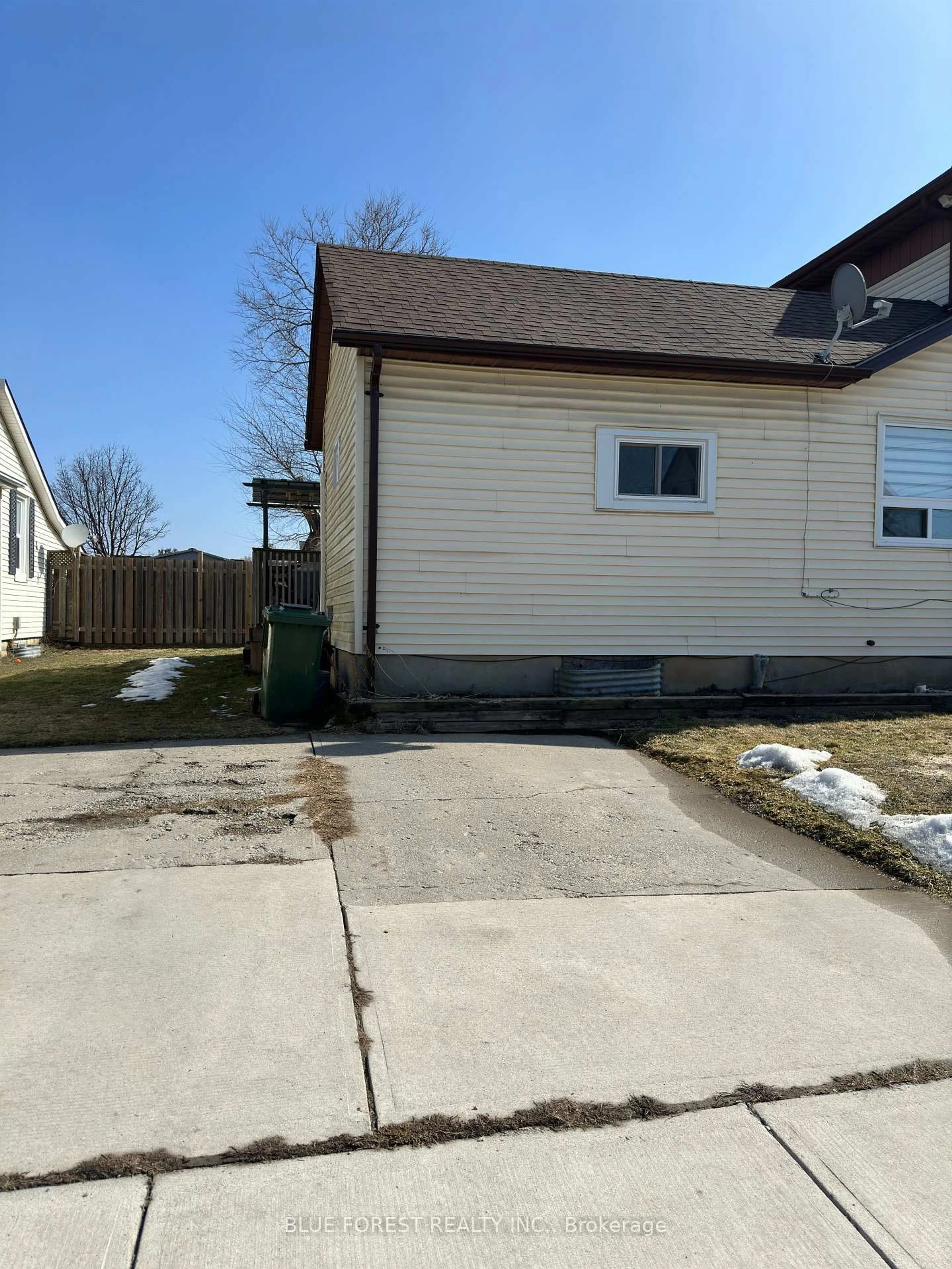 Unknown for 23 Barnes St, St. Thomas Ontario N5R 2V4