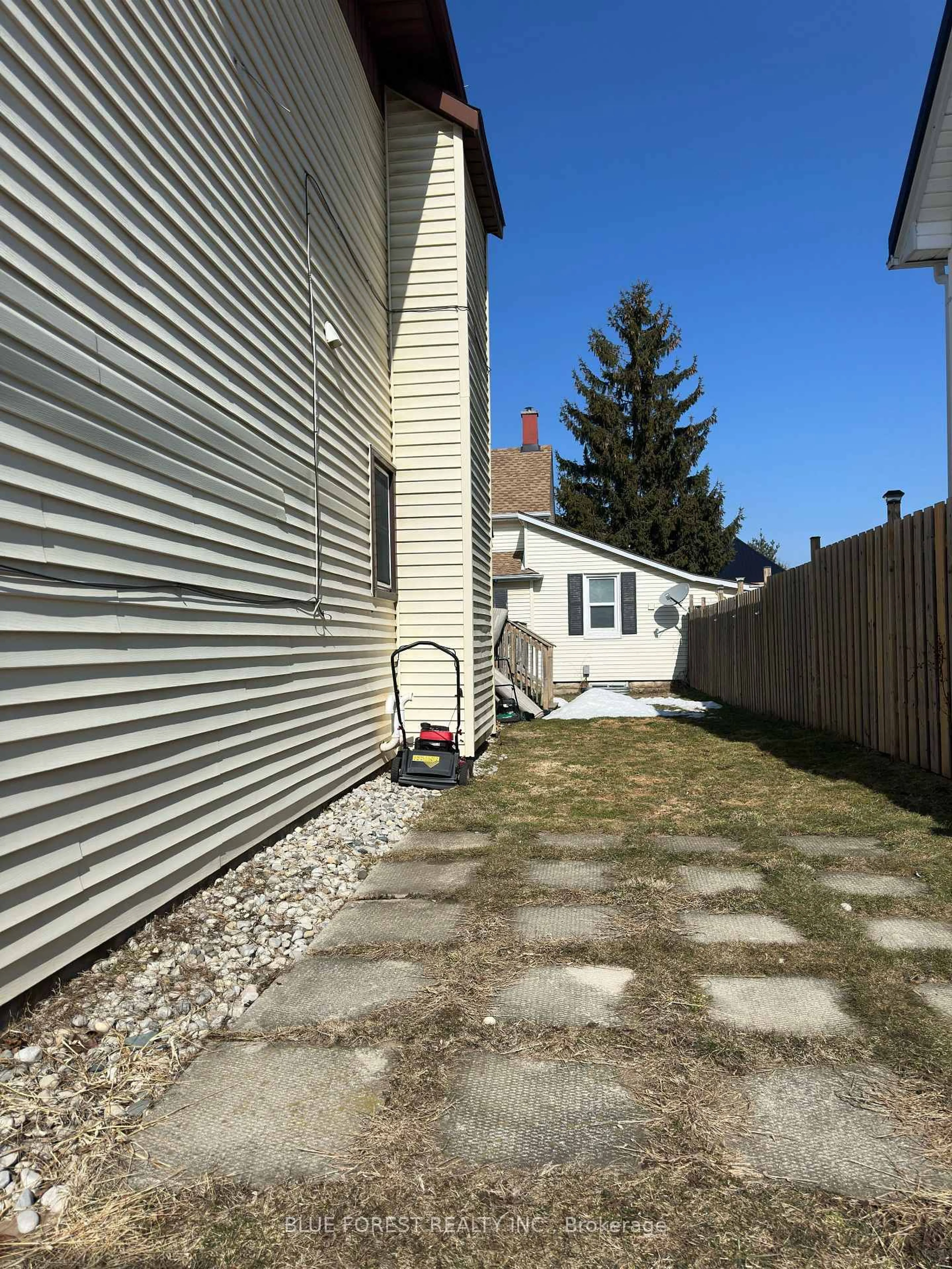 Unknown for 23 Barnes St, St. Thomas Ontario N5R 2V4