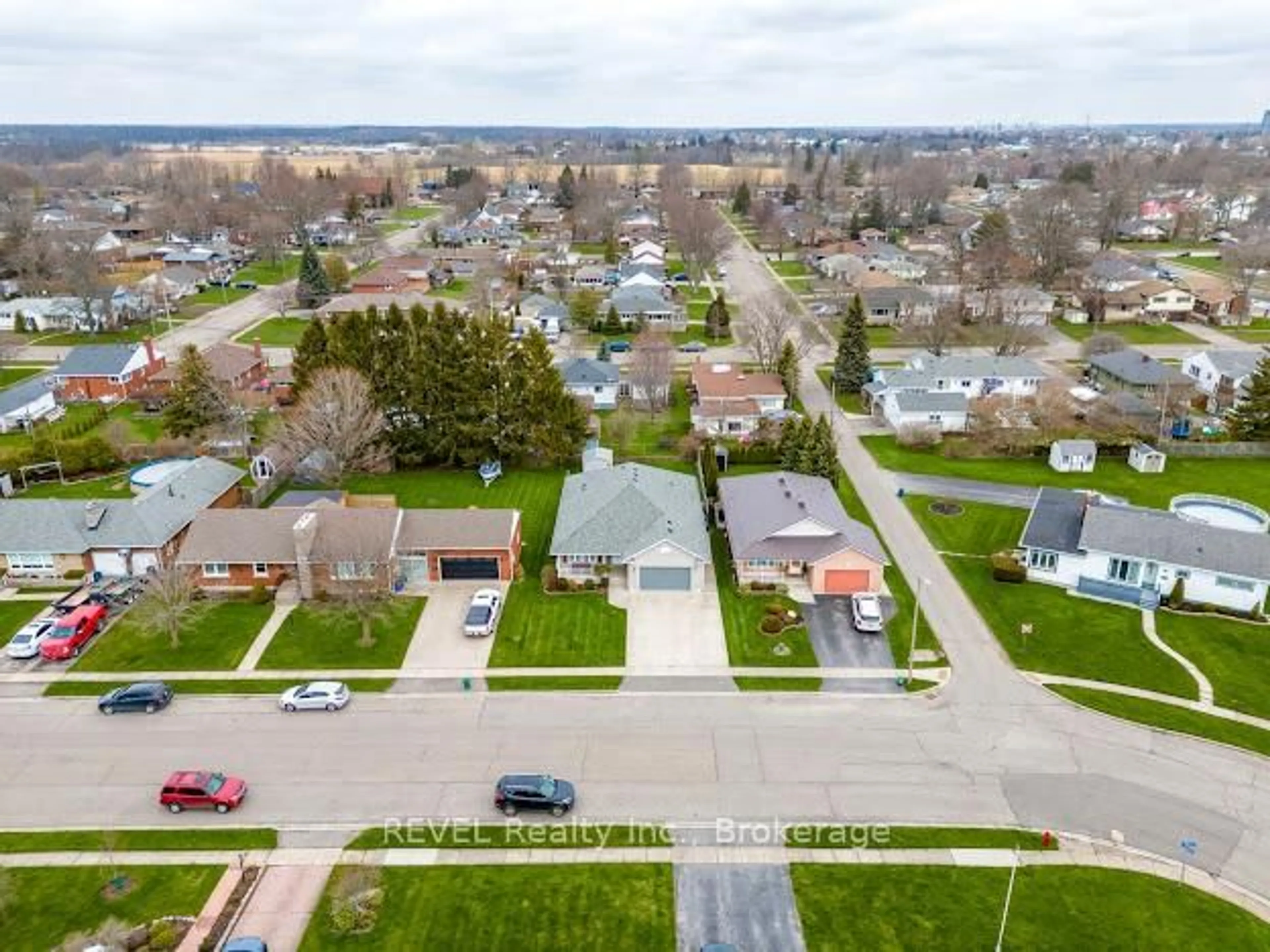 A pic from outside/outdoor area/front of a property/back of a property/a pic from drone, street for 85 North Cres, Port Colborne Ontario L3K 2X6