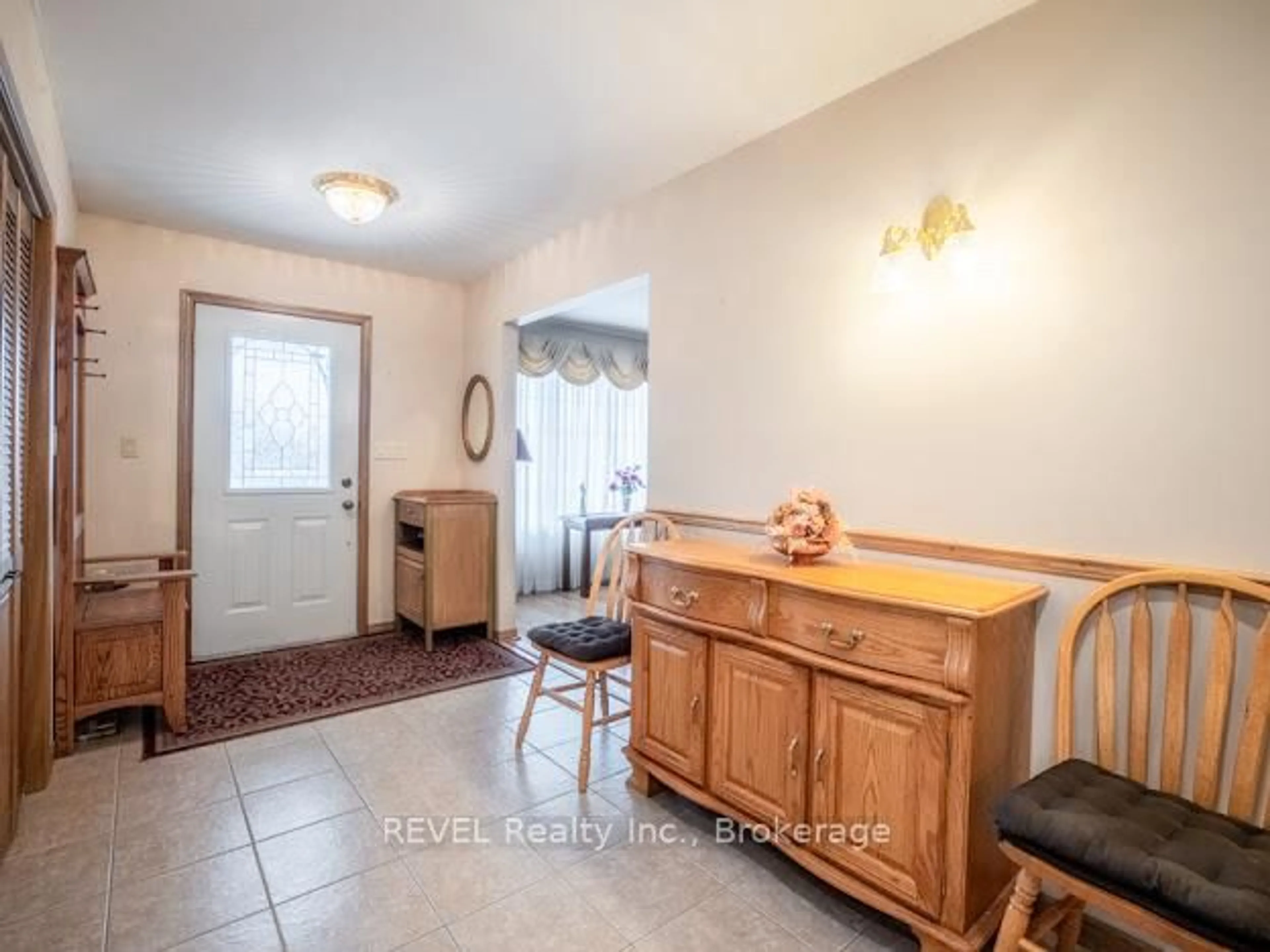 Indoor entryway for 85 North Cres, Port Colborne Ontario L3K 2X6