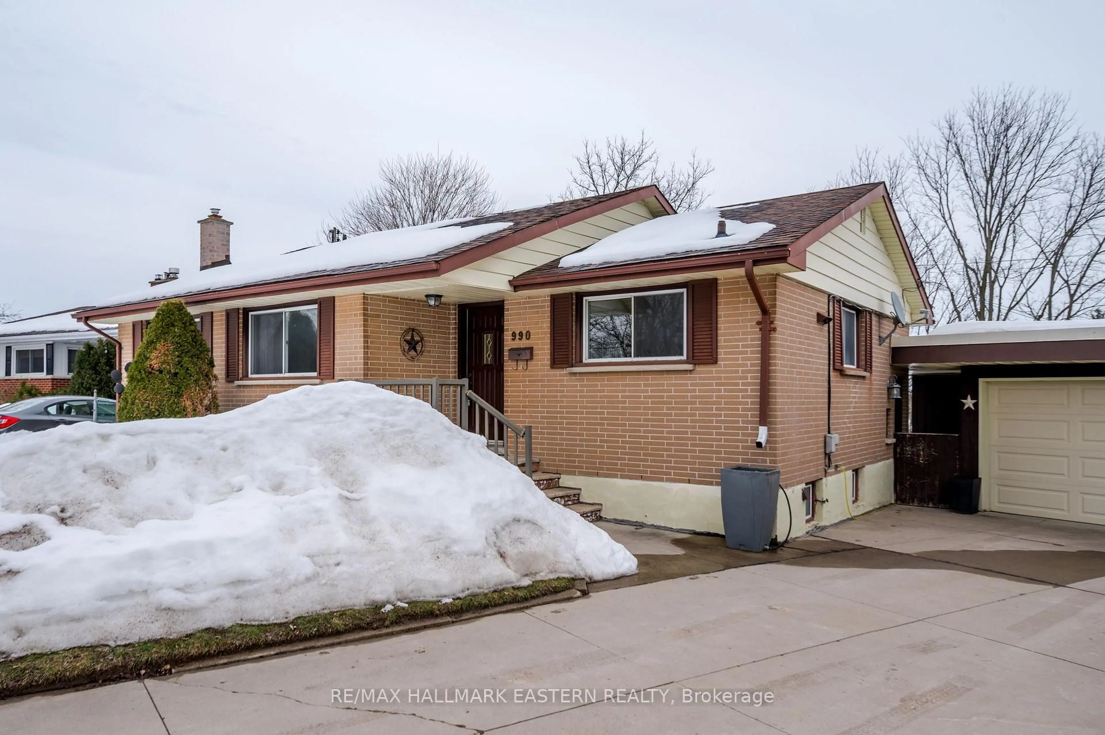 Home with brick exterior material, street for 990 Oriole Cres, Peterborough Ontario K9H 6L4
