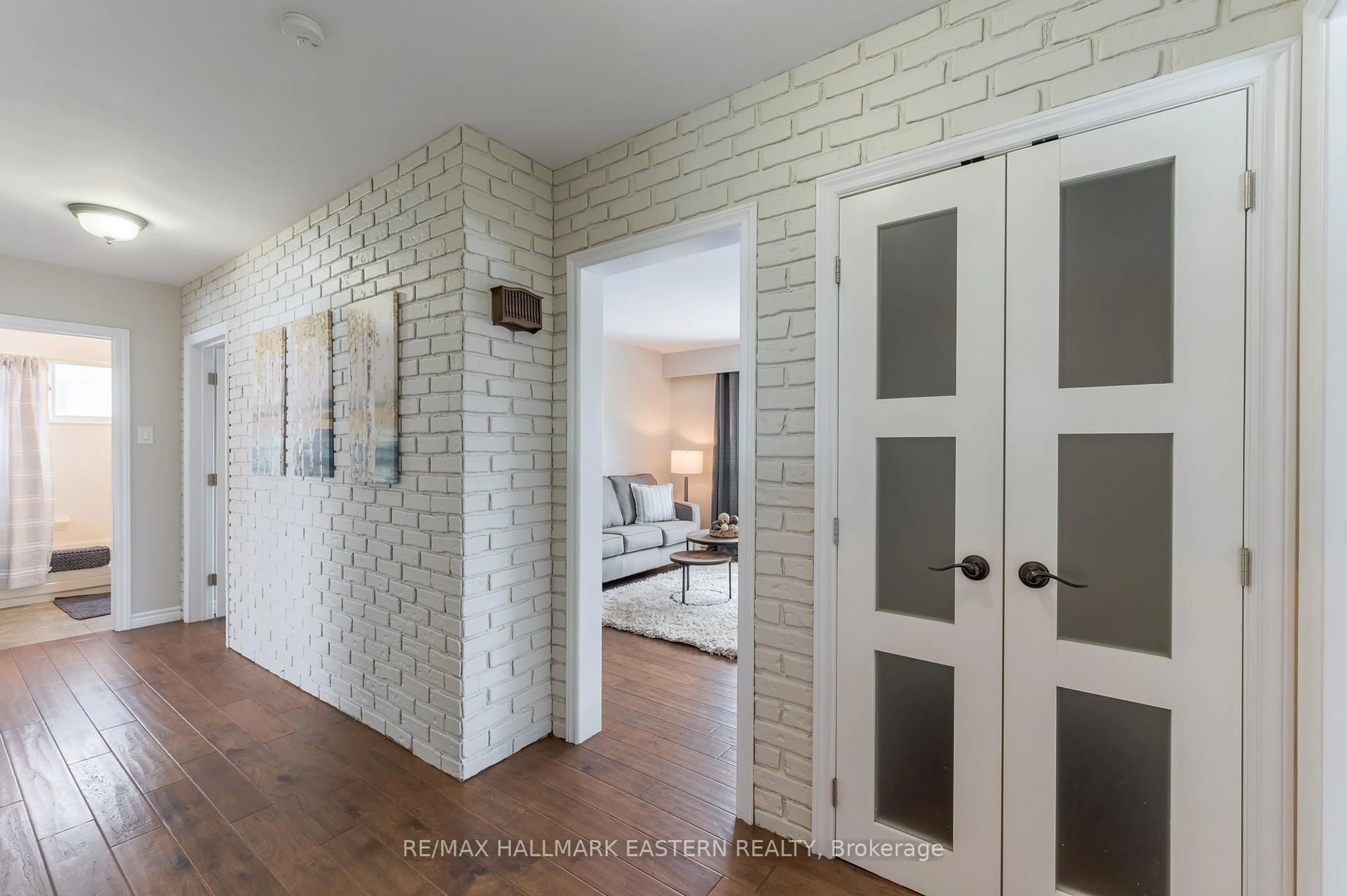 Indoor entryway for 990 Oriole Cres, Peterborough Ontario K9H 6L4