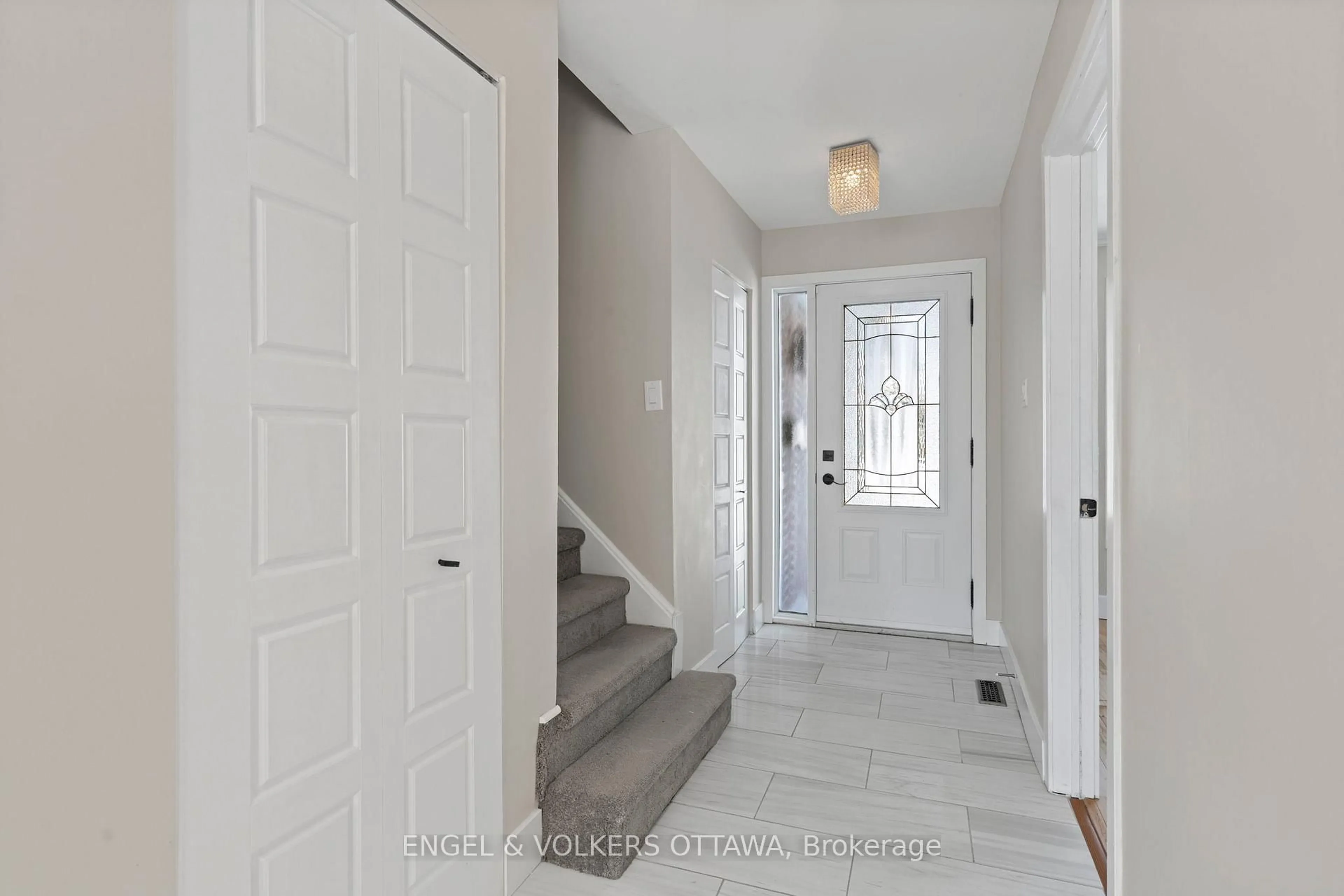 Indoor entryway for 6346 Beausejour Dr, Ottawa Ontario K1C 3J8