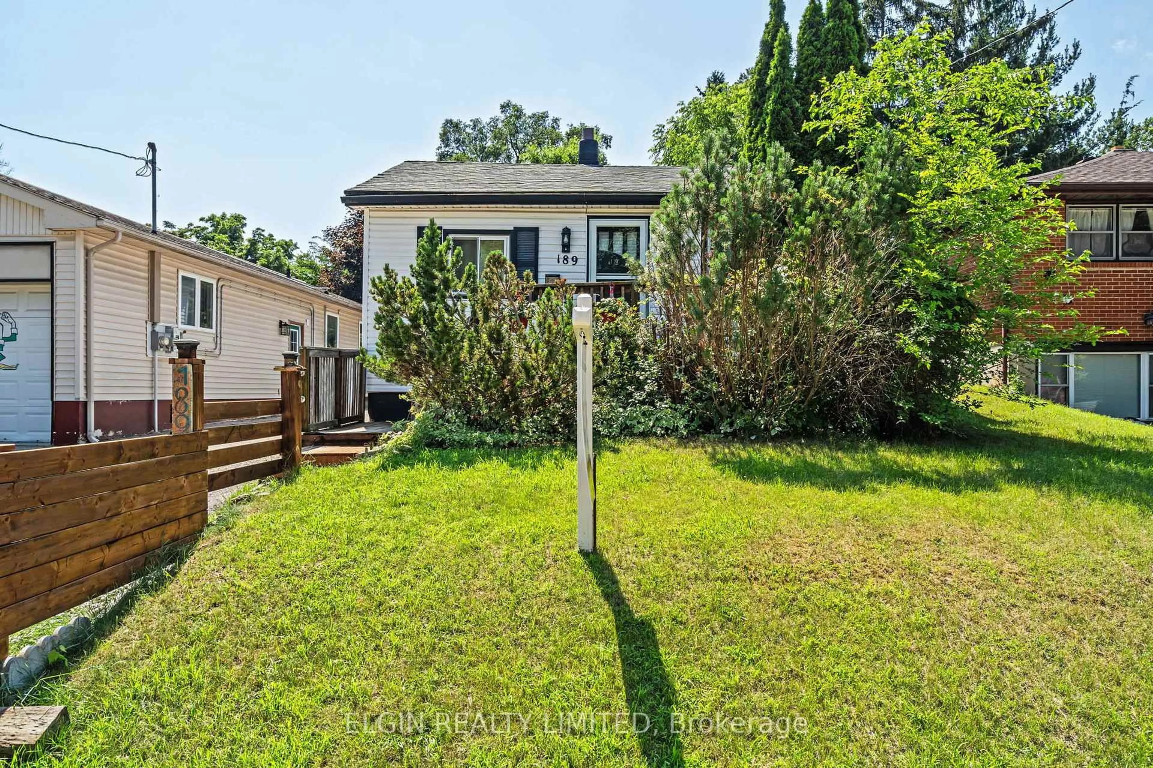 A pic from outside/outdoor area/front of a property/back of a property/a pic from drone, street for 189 Emerson Ave, London South Ontario N5Z 3L5