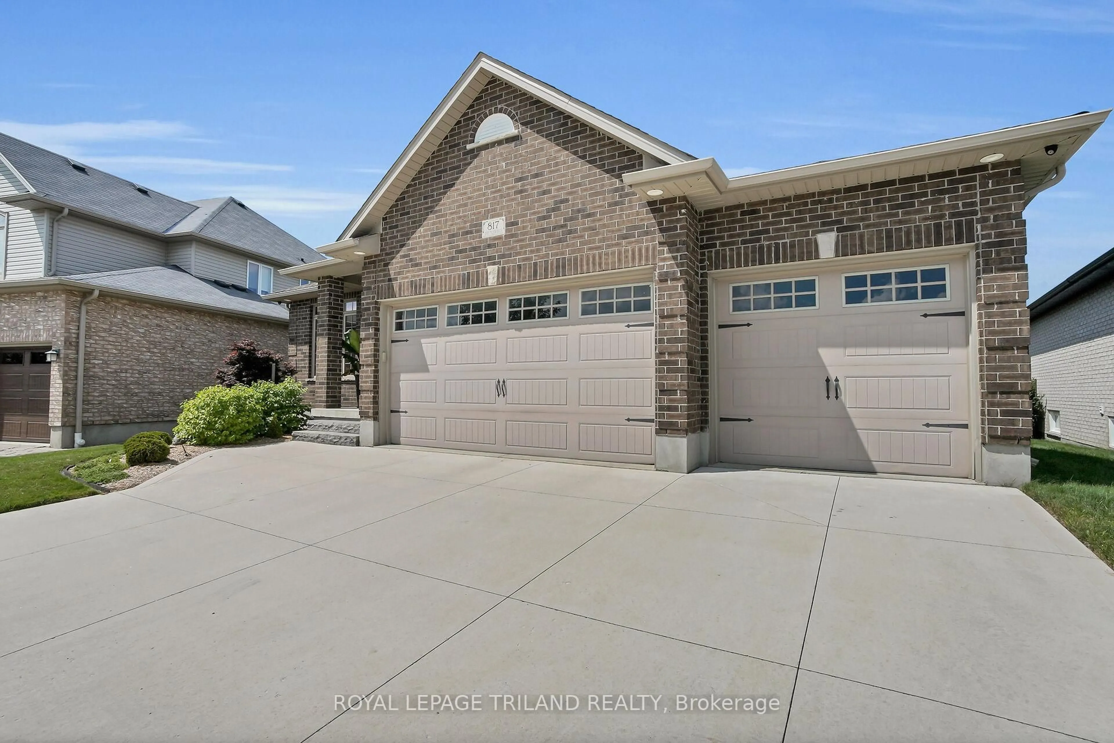 Indoor garage for 817 THISTLERIDGE Cres, London South Ontario N6K 0B5