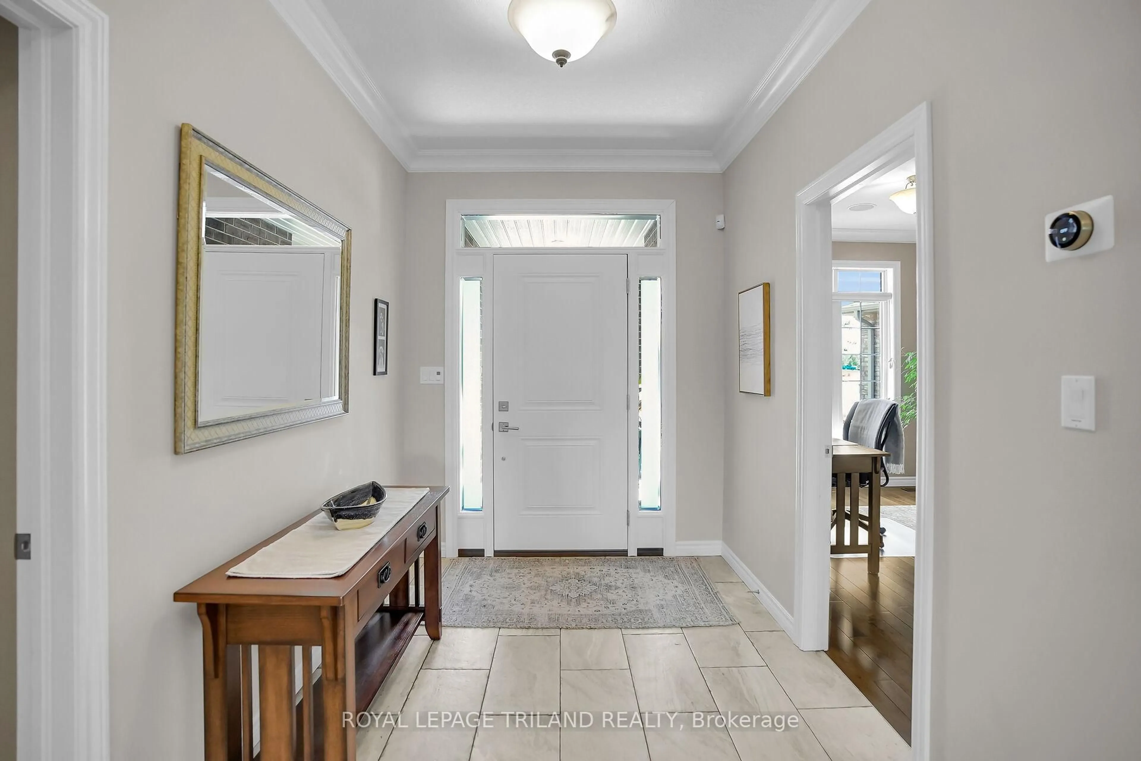 Indoor entryway for 817 THISTLERIDGE Cres, London South Ontario N6K 0B5