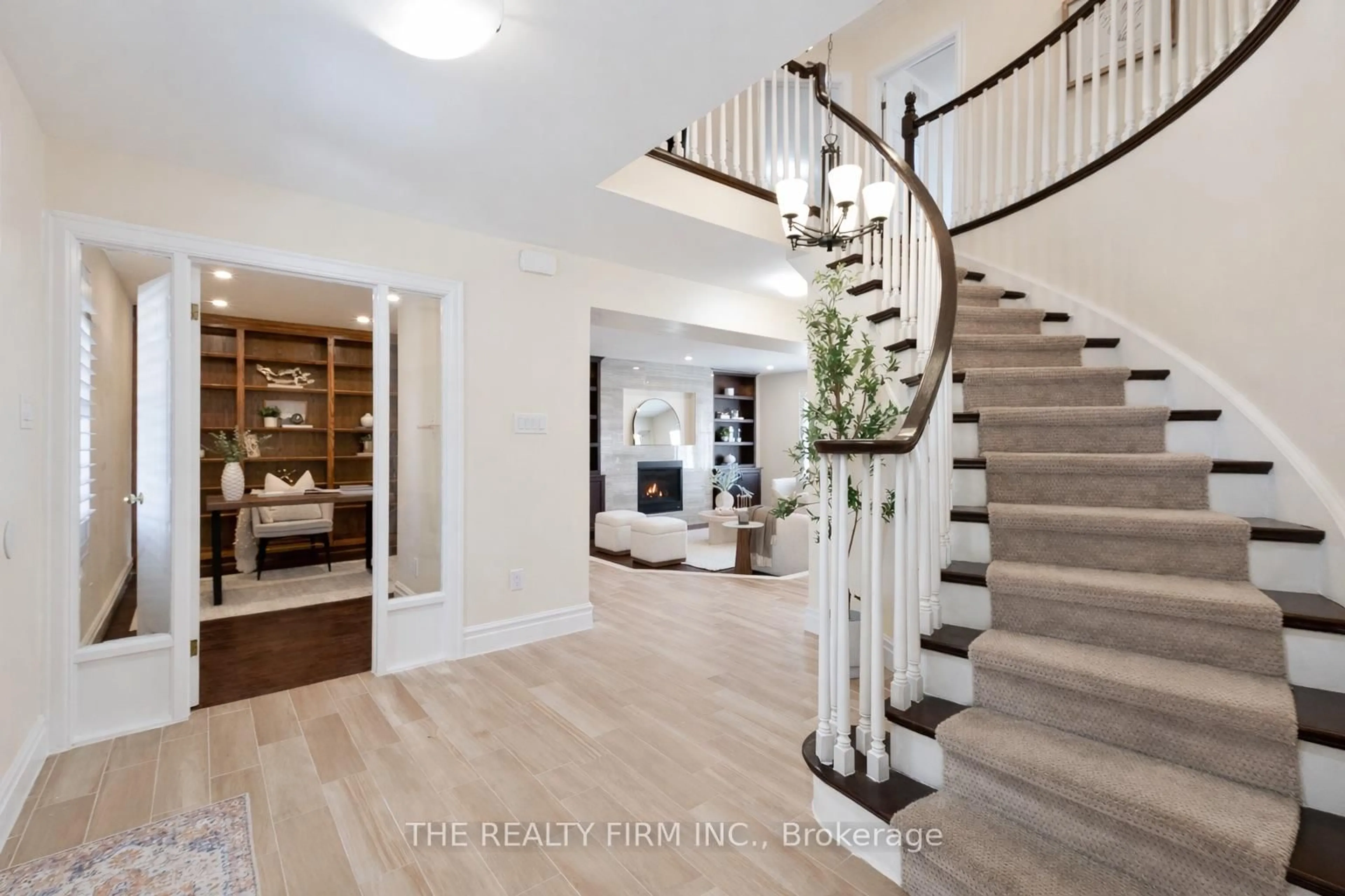 Indoor entryway for 102 Masonville Crt, London North Ontario N5X 3M5