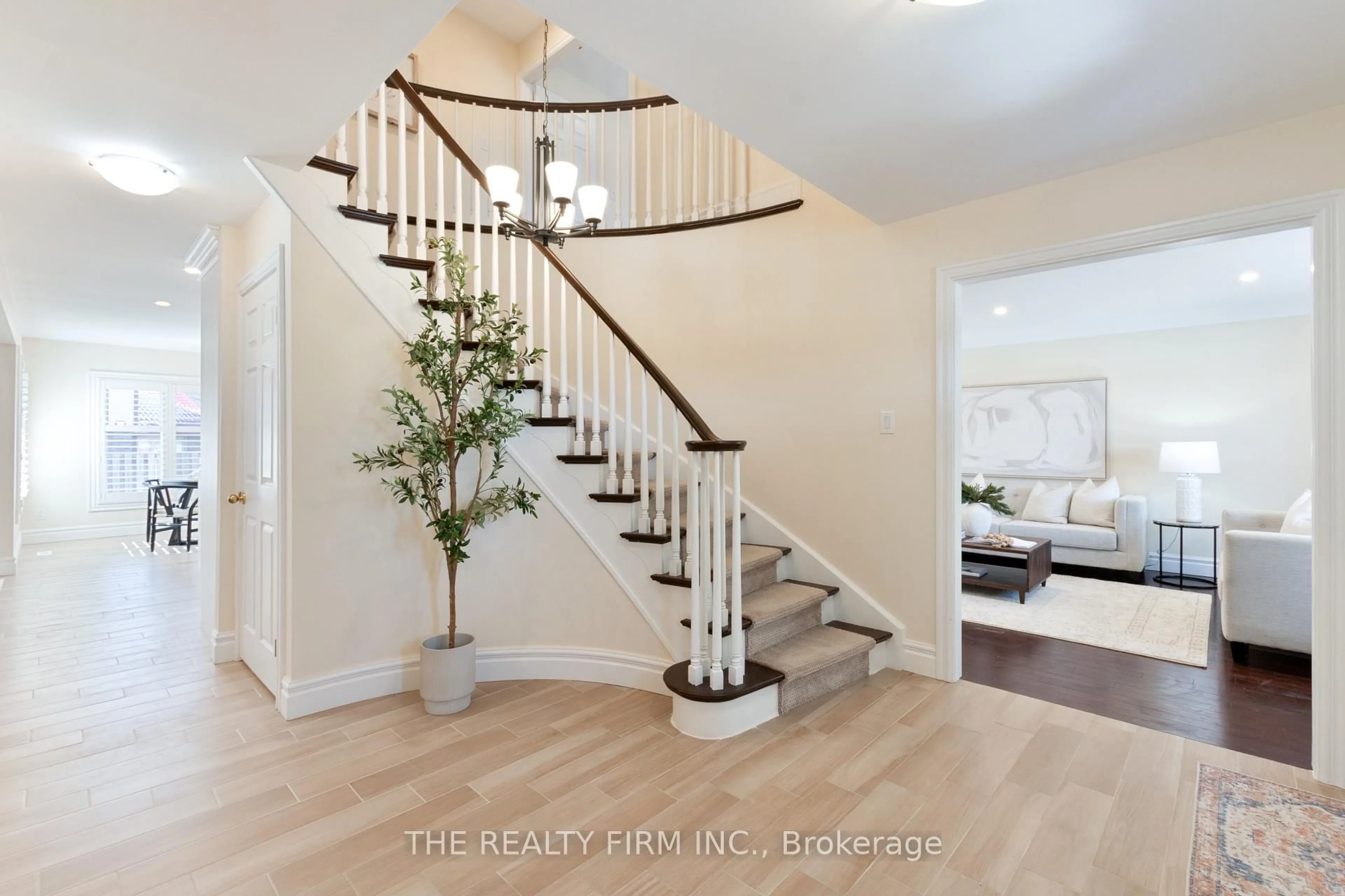 Indoor entryway for 102 Masonville Crt, London North Ontario N5X 3M5