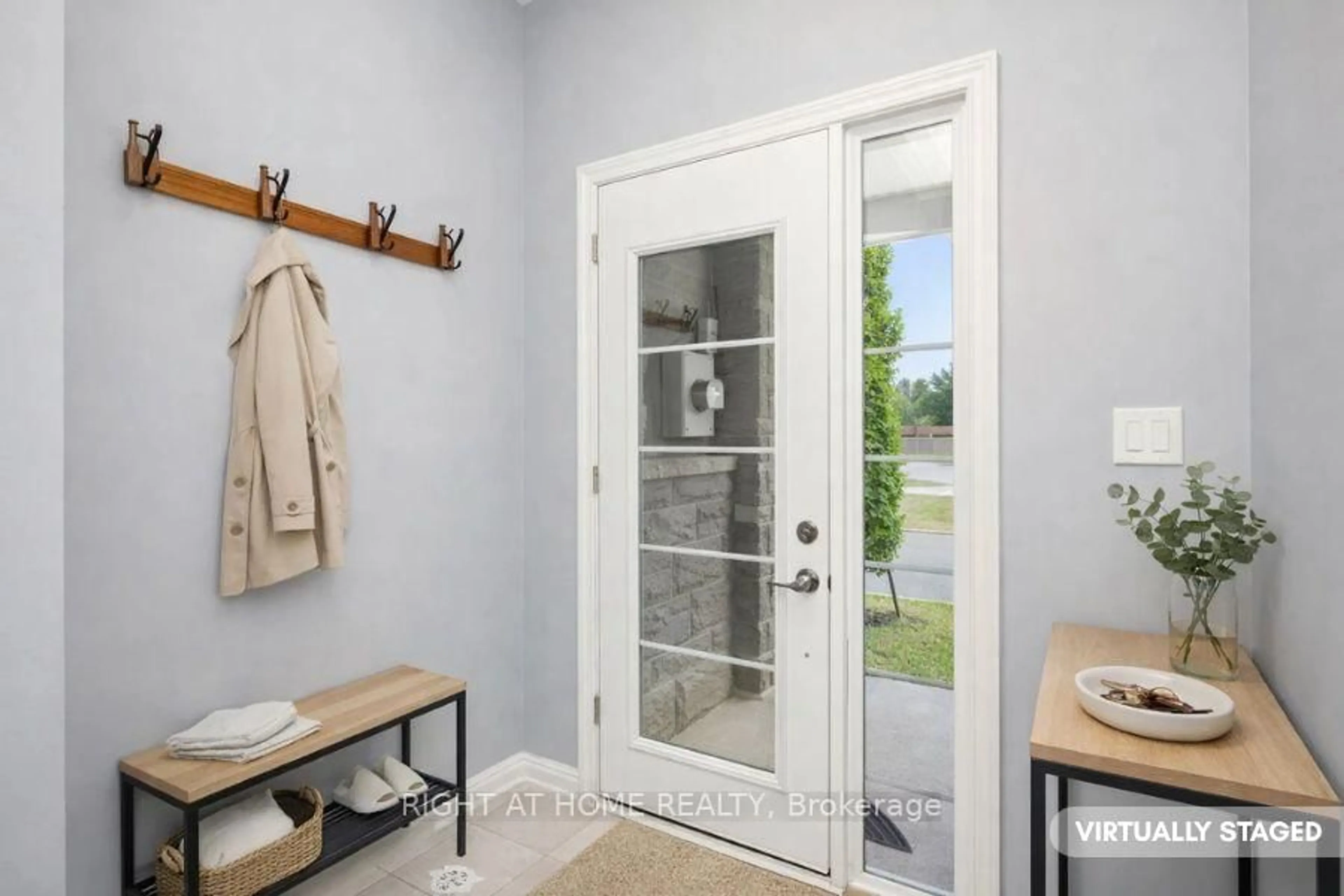 Indoor entryway for 91 Borers Creek Circ, Hamilton Ontario L8B 1W3