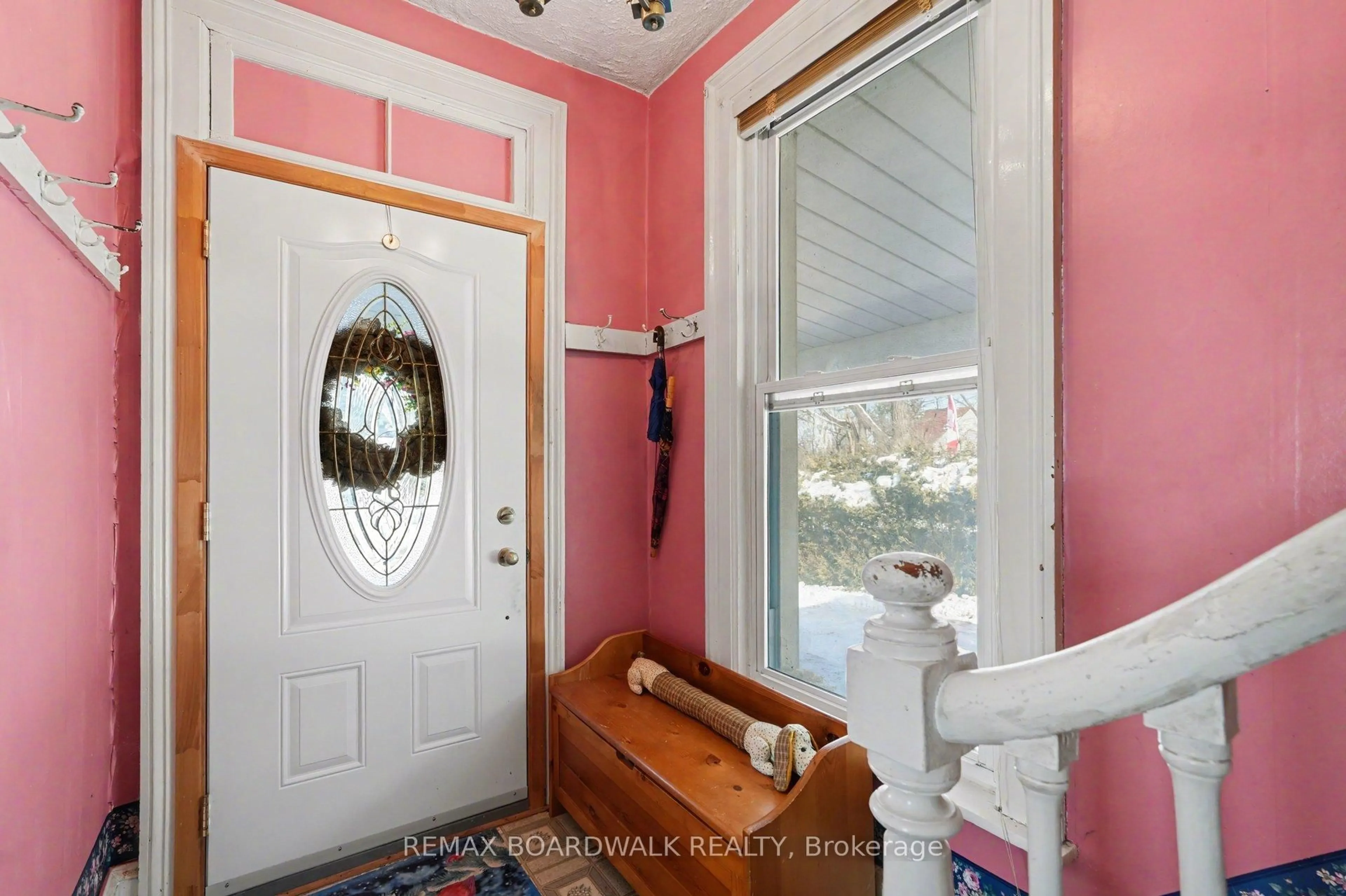 Indoor entryway for 101 Church St, Almonte Ontario K0A 1A0