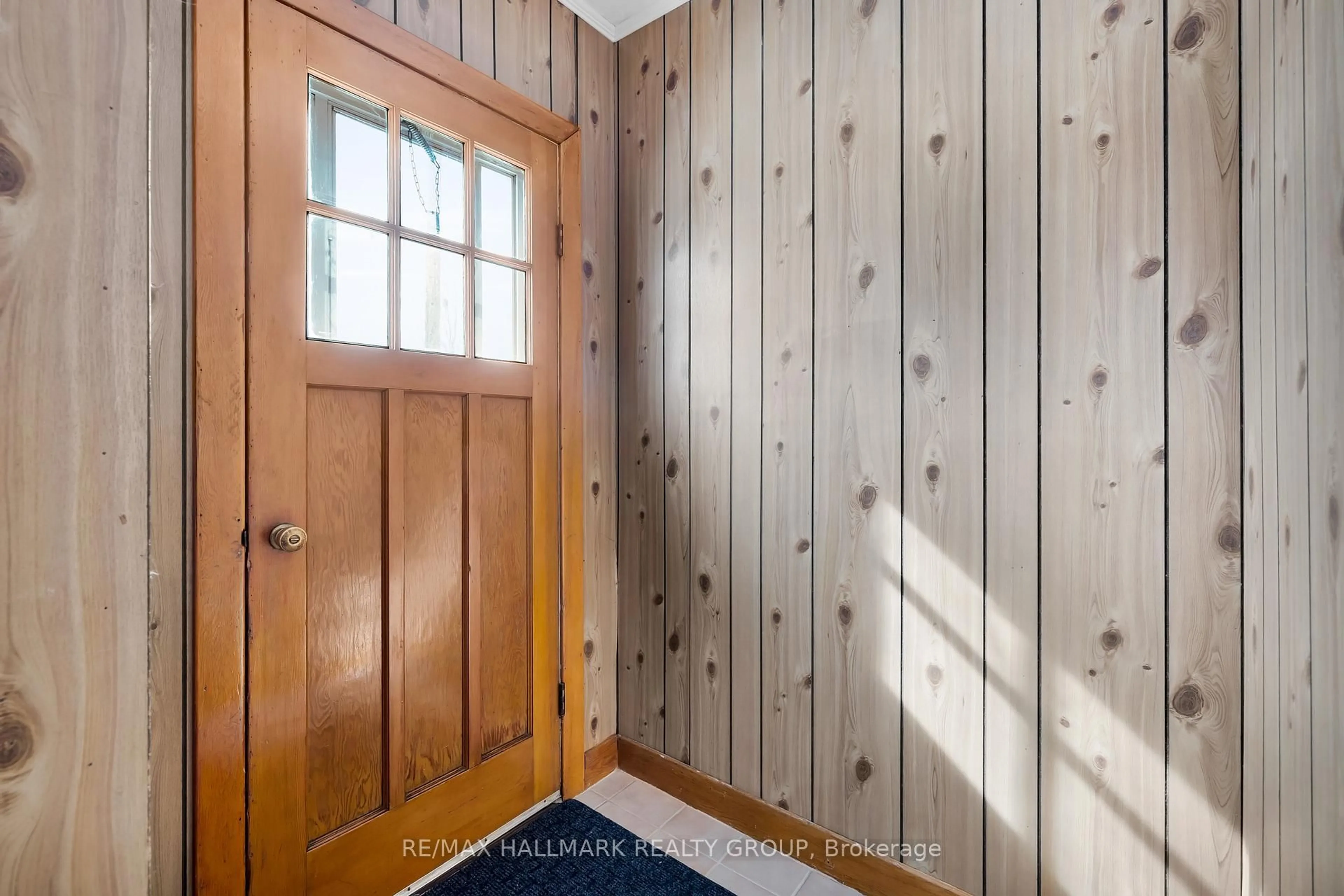 Indoor entryway for 955 Stewart Blvd, Elizabethtown-Kitley Ontario K6V 5T4