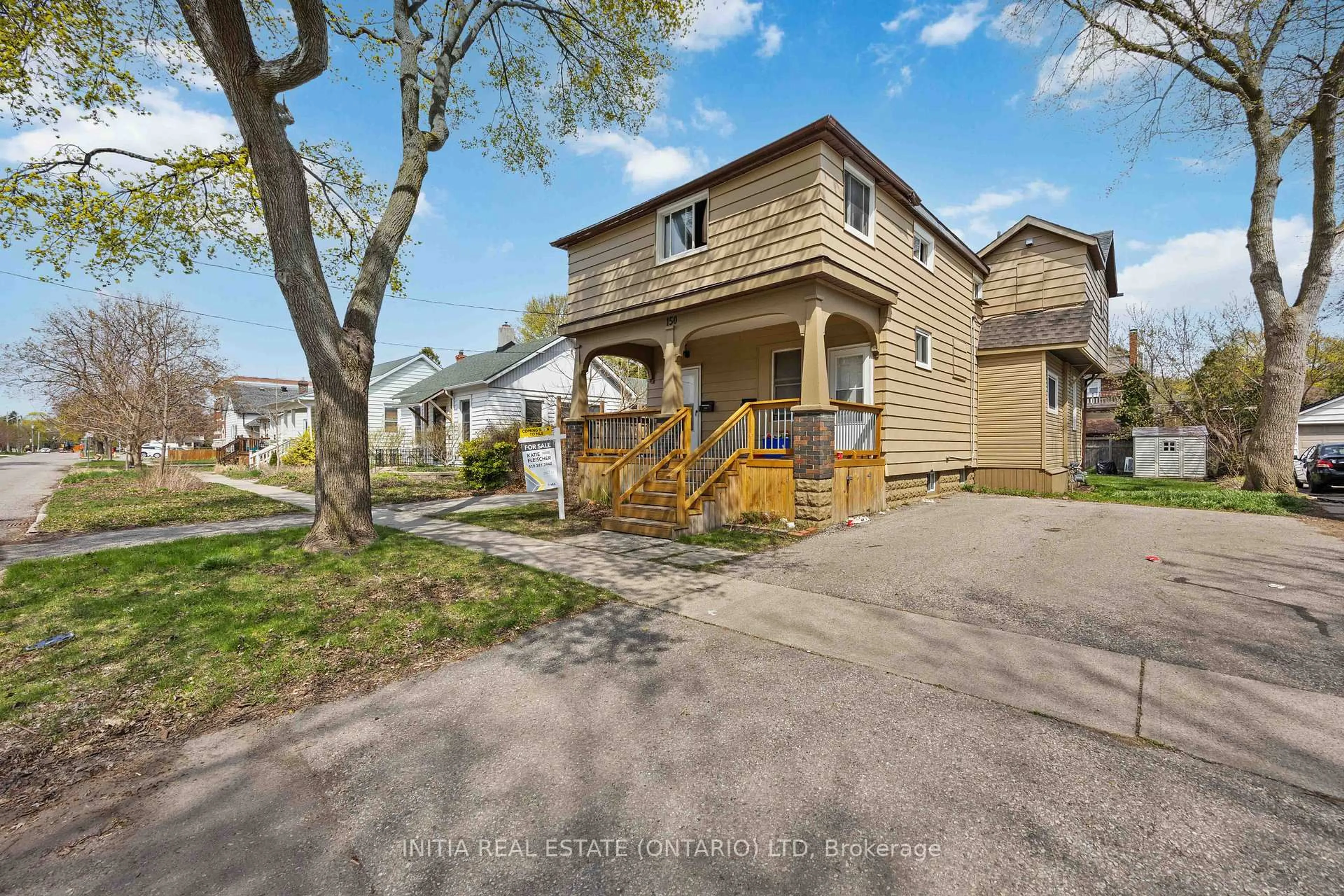 A pic from outside/outdoor area/front of a property/back of a property/a pic from drone, street for 150 College Ave, Sarnia Ontario N7T 6B3