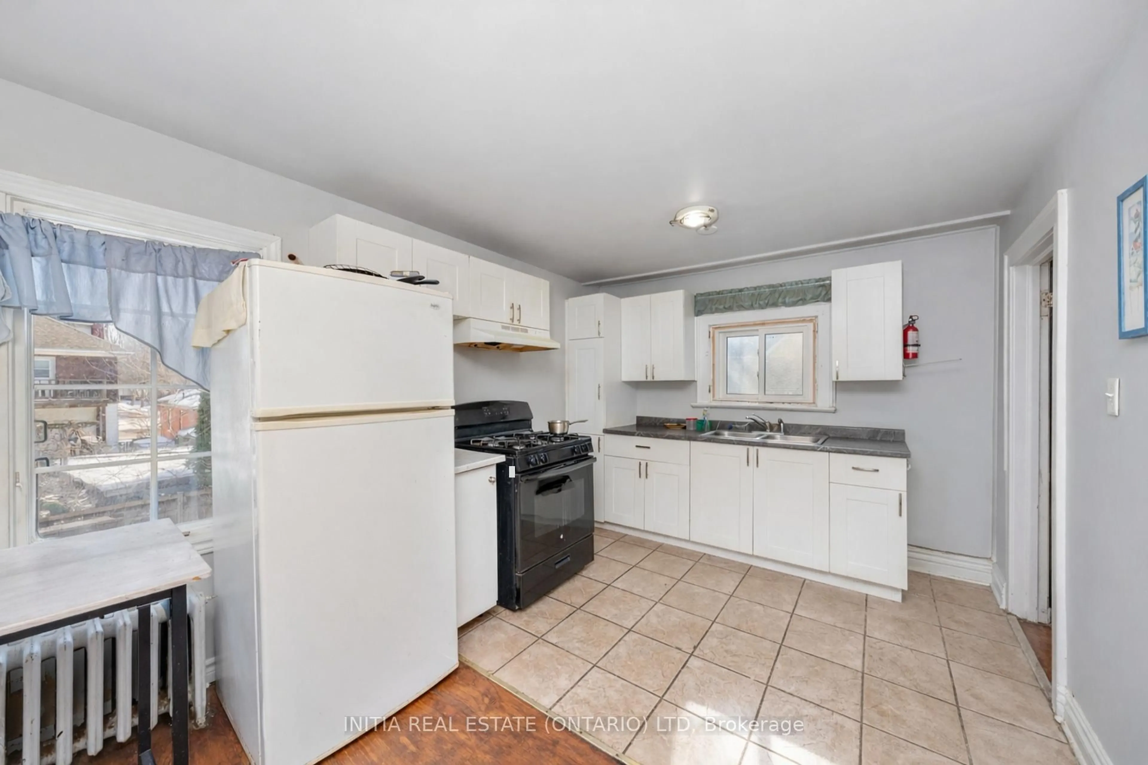 Standard kitchen, unknown for 150 College Ave, Sarnia Ontario N7T 6B3