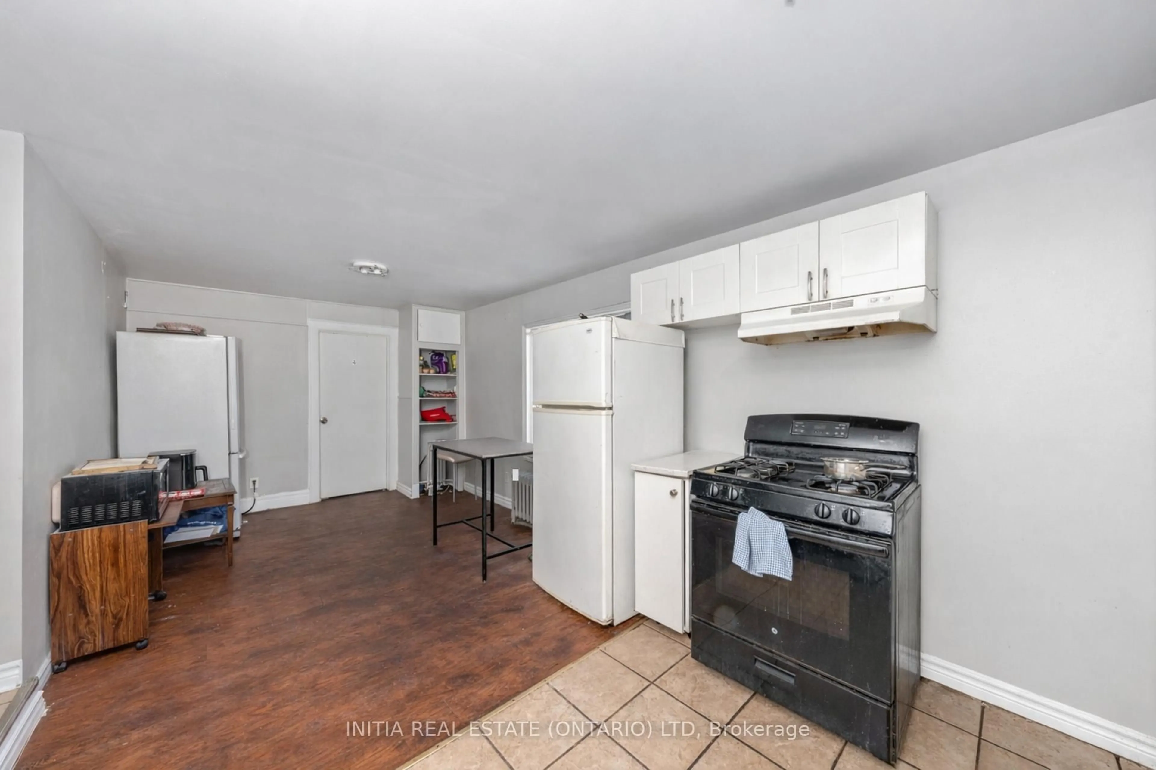 Standard kitchen, unknown for 150 College Ave, Sarnia Ontario N7T 6B3