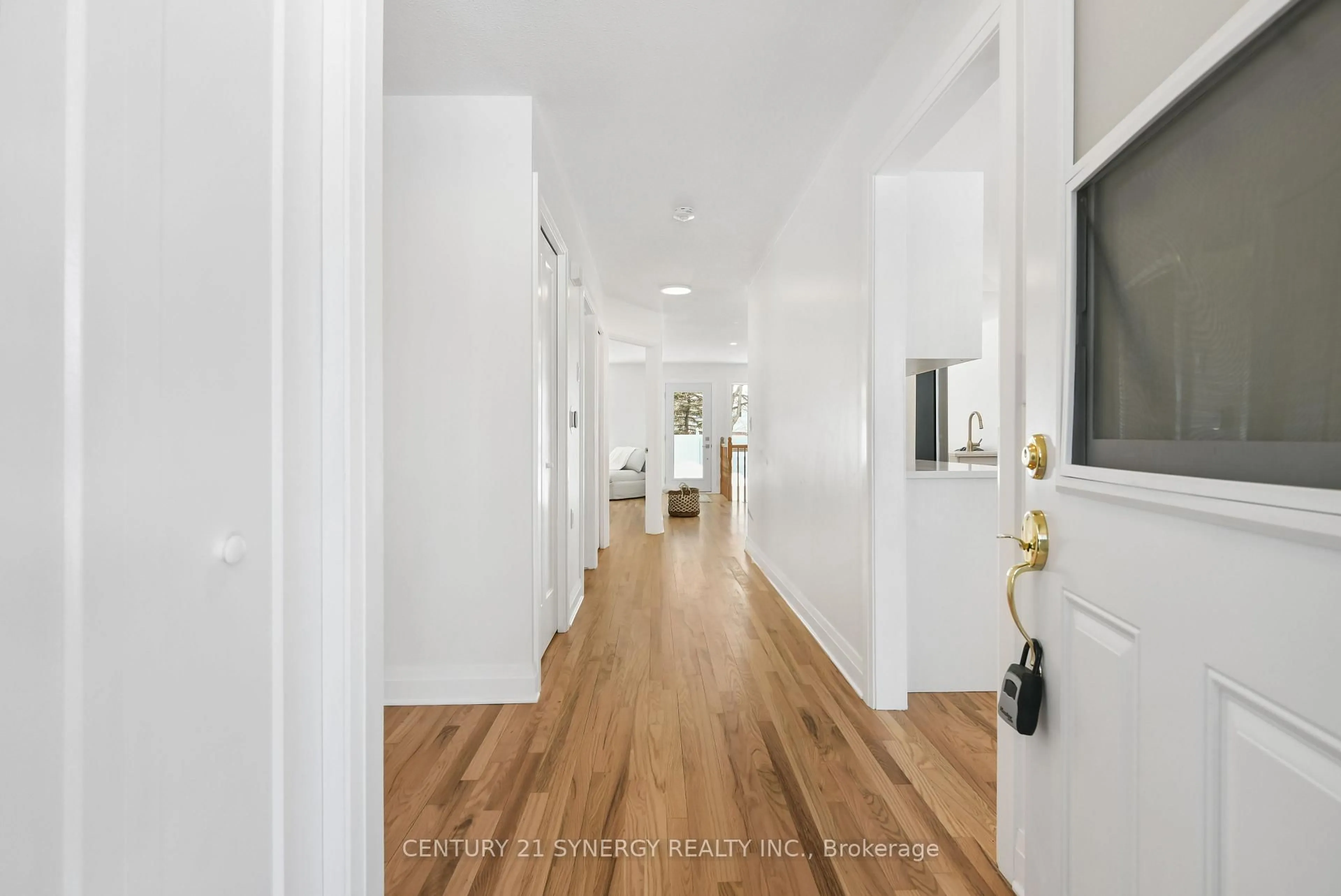 Indoor entryway for 7 Weaver Cres, Ottawa Ontario K2K 3E1