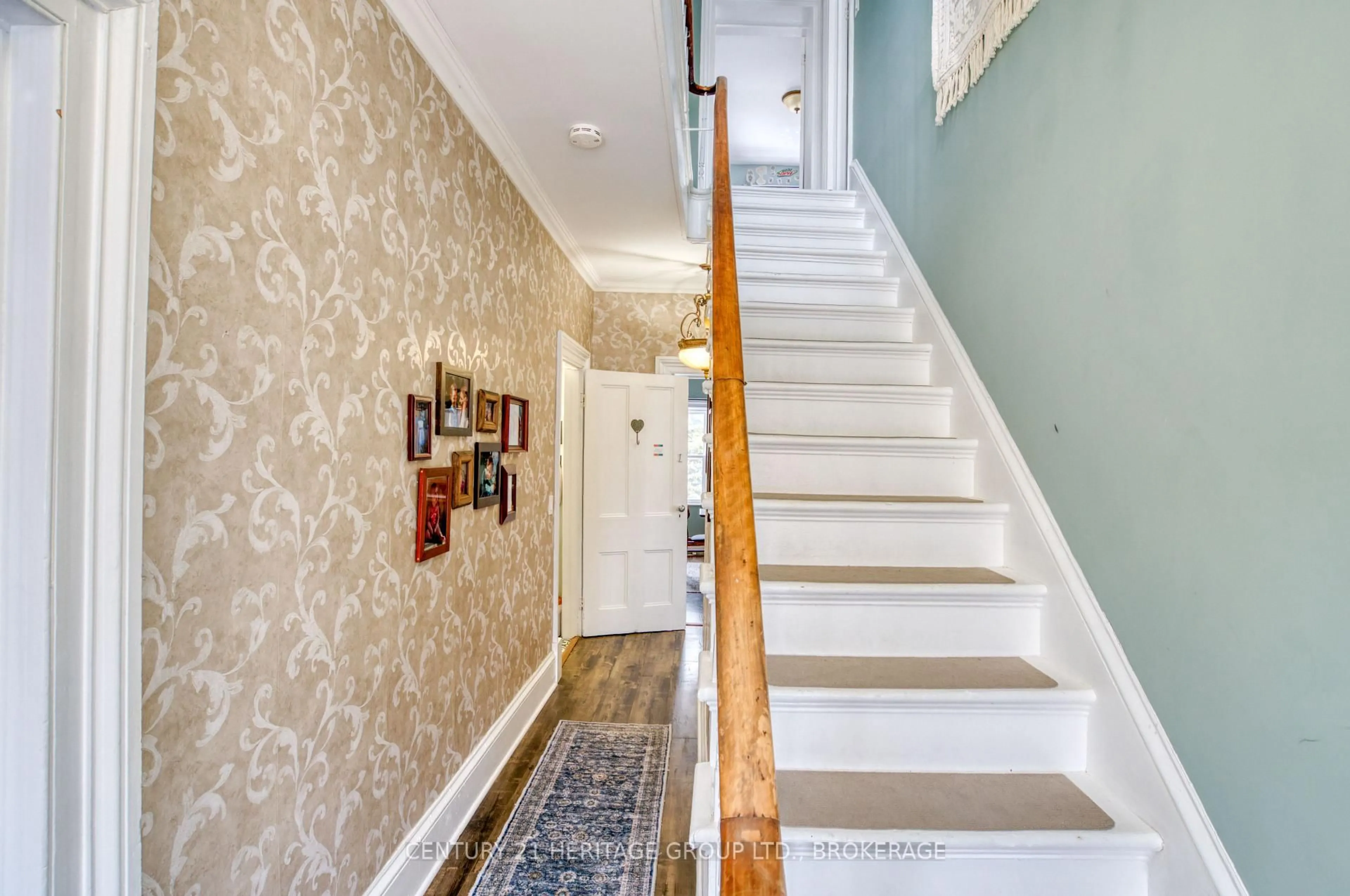 Indoor entryway for 75 Robert St, Greater Napanee Ontario K7R 2M2