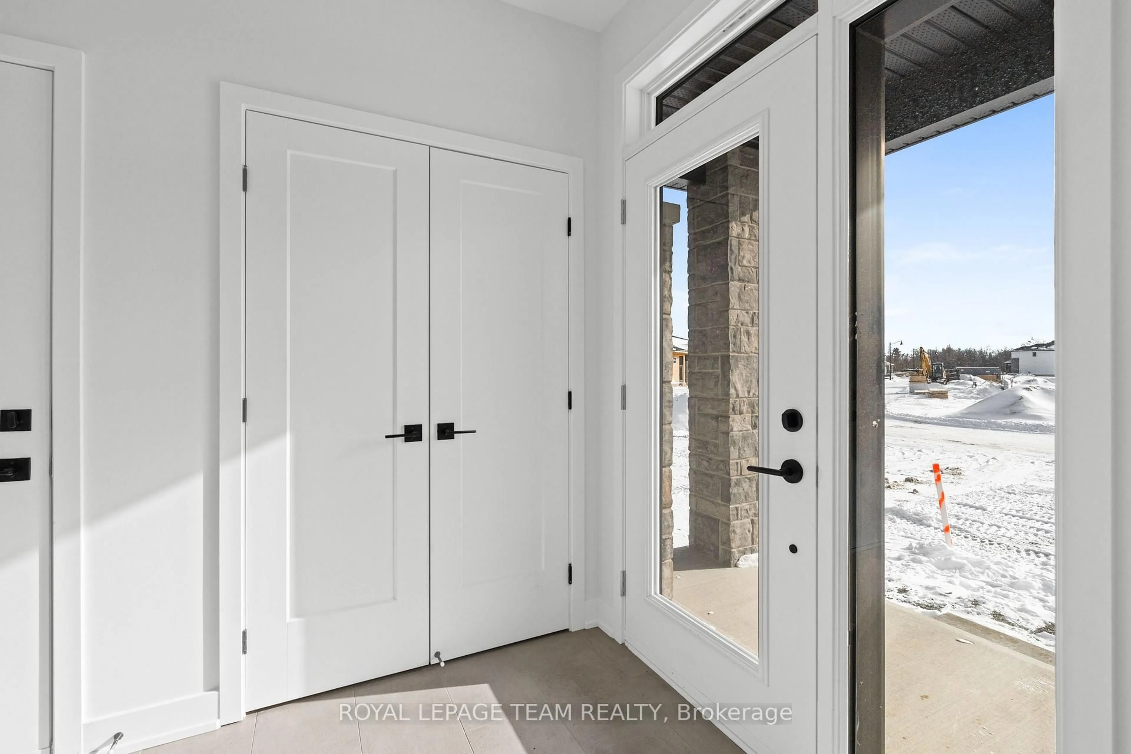 Indoor entryway for 1098-1108 Moore St, Brockville Ontario K6V 7N1