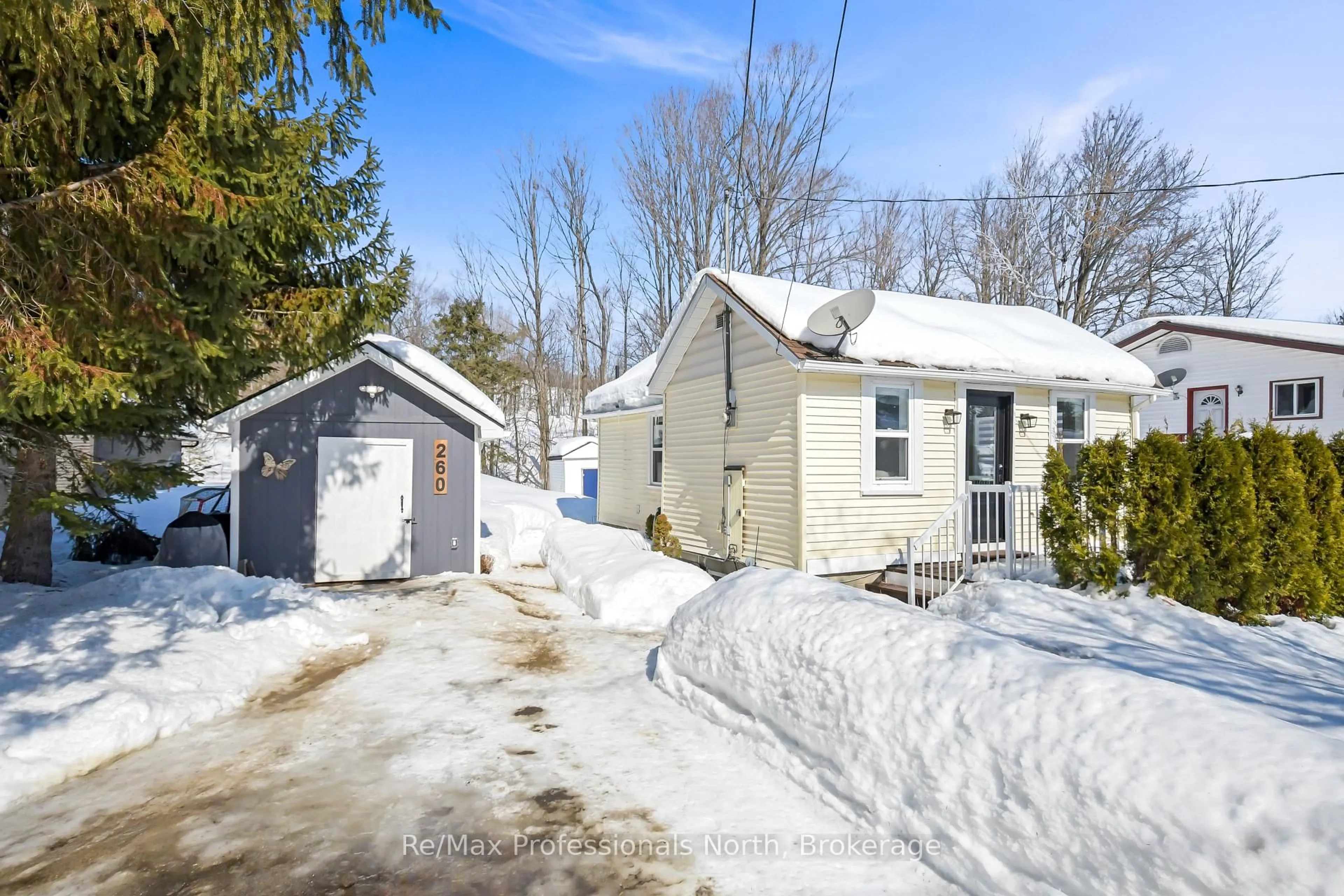 A pic from outside/outdoor area/front of a property/back of a property/a pic from drone, street for 260 Private St, Gravenhurst Ontario P1P 1R2