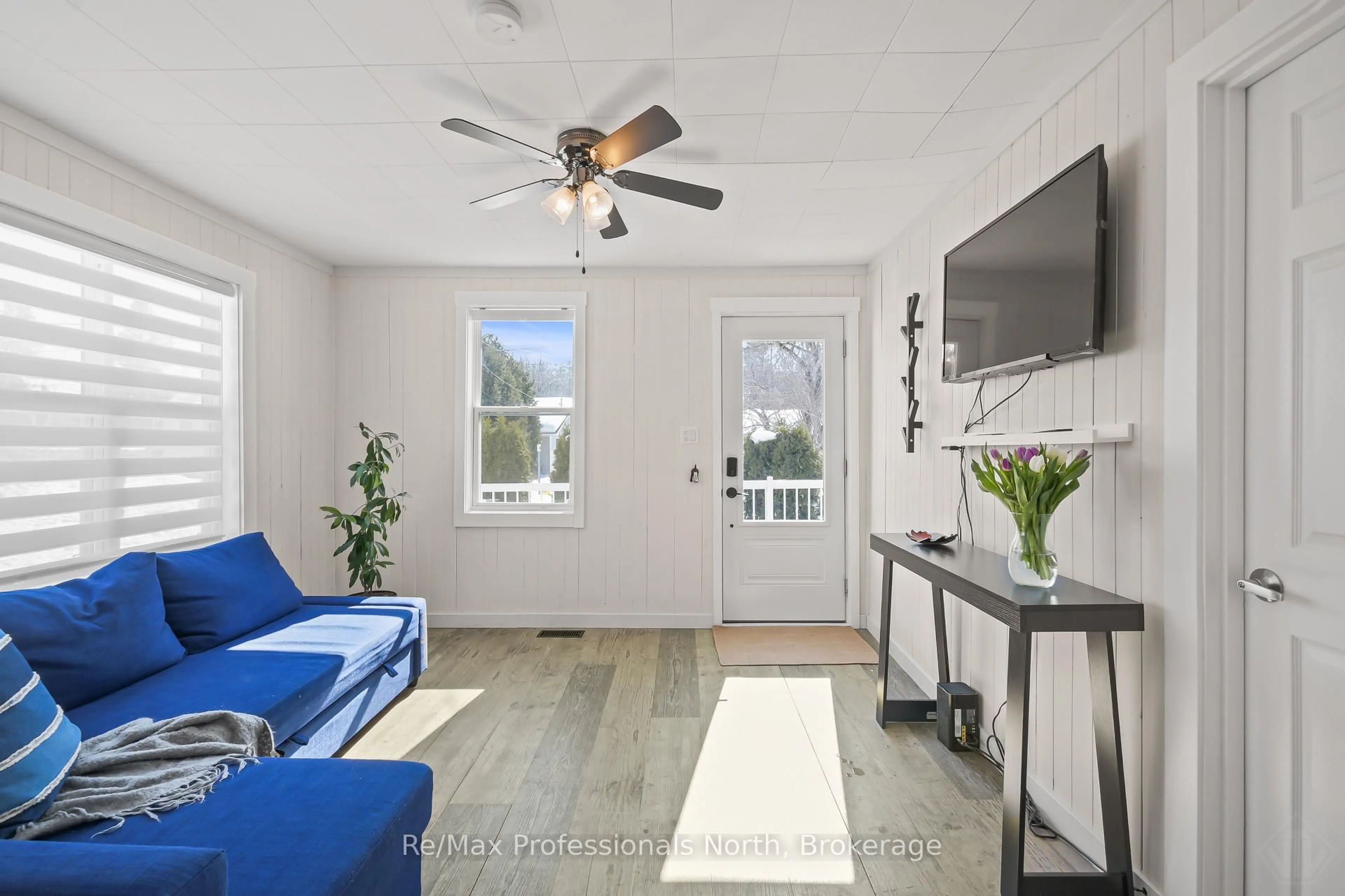 Living room with furniture, unknown for 260 Private St, Gravenhurst Ontario P1P 1R2