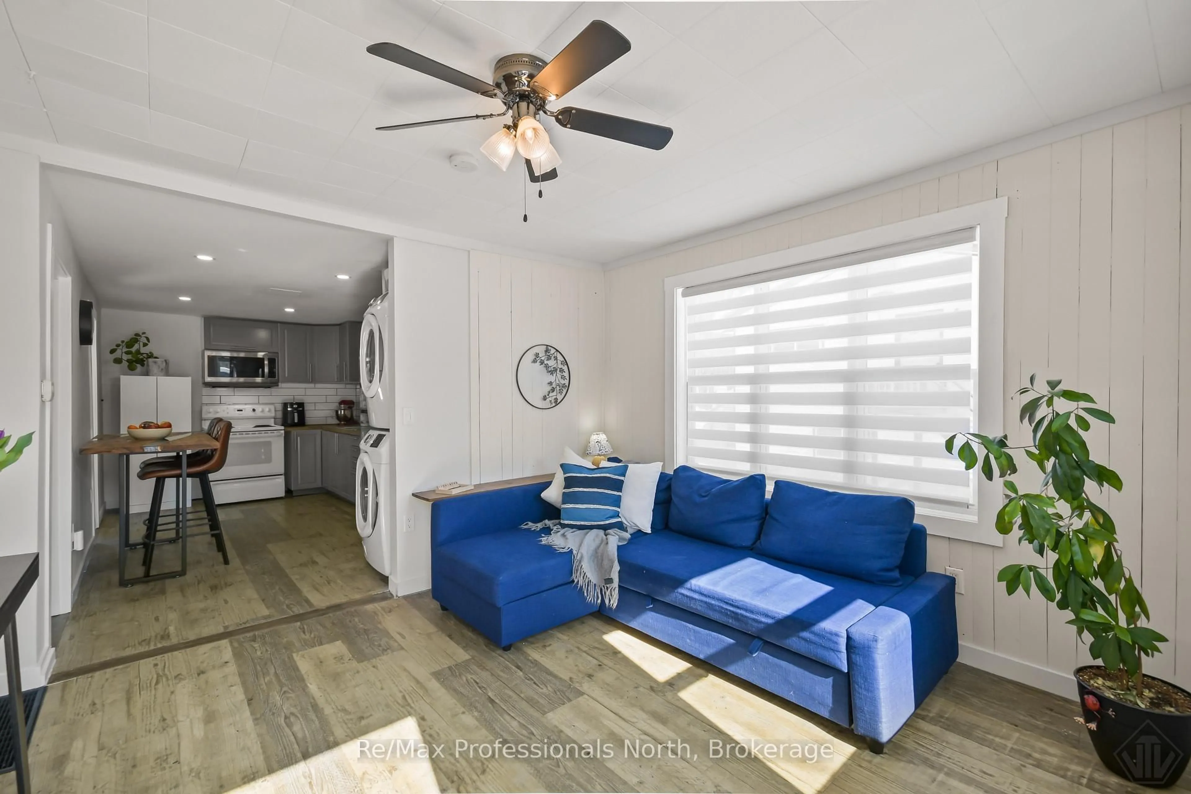 Living room with furniture, unknown for 260 Private St, Gravenhurst Ontario P1P 1R2