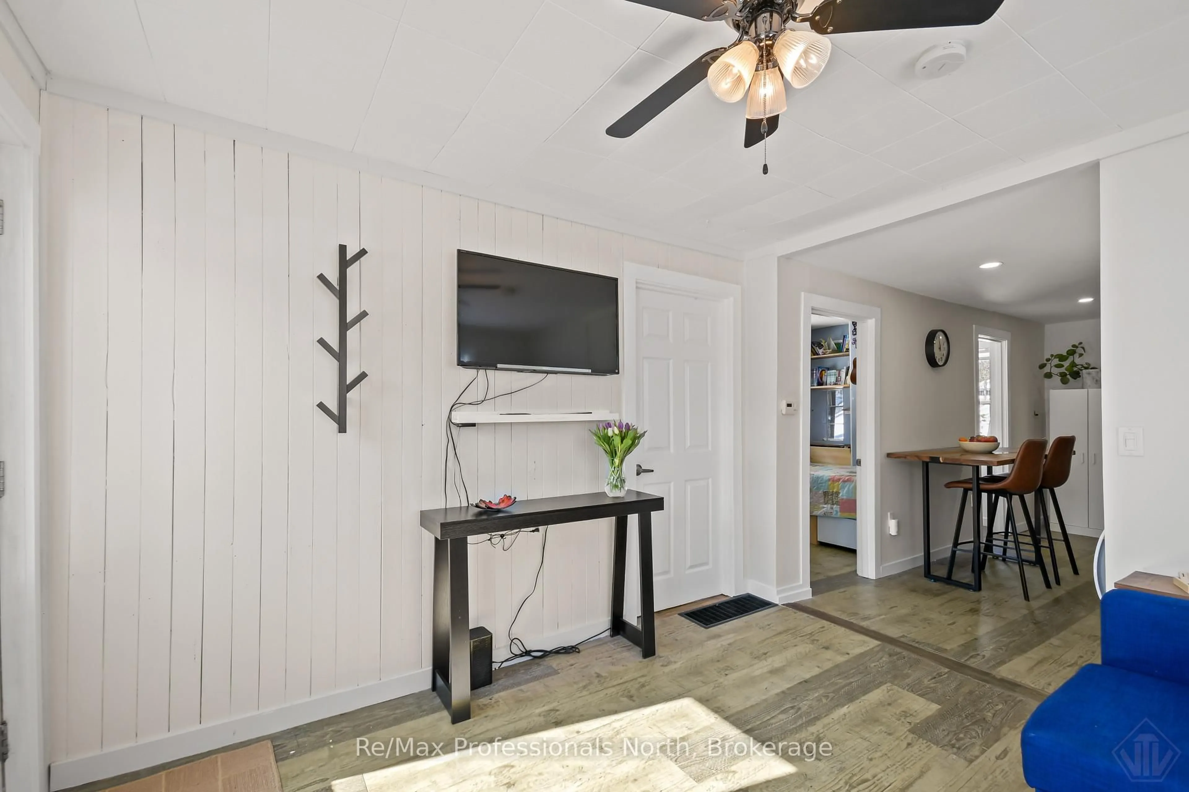 Indoor entryway for 260 Private St, Gravenhurst Ontario P1P 1R2