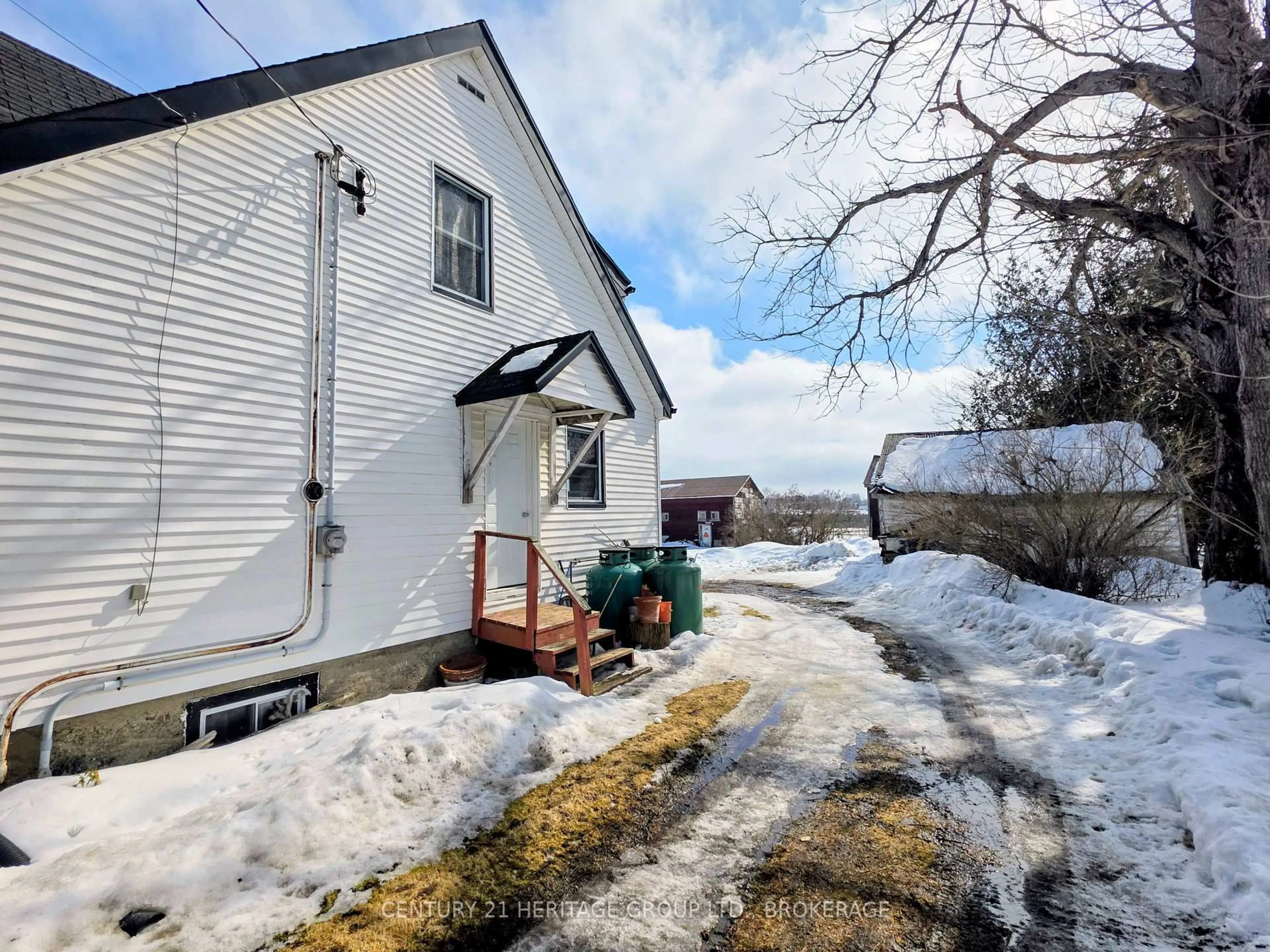 A pic from outside/outdoor area/front of a property/back of a property/a pic from drone, street for 101 15 Highway, Leeds and the Thousand Islands Ontario K0H 2N0