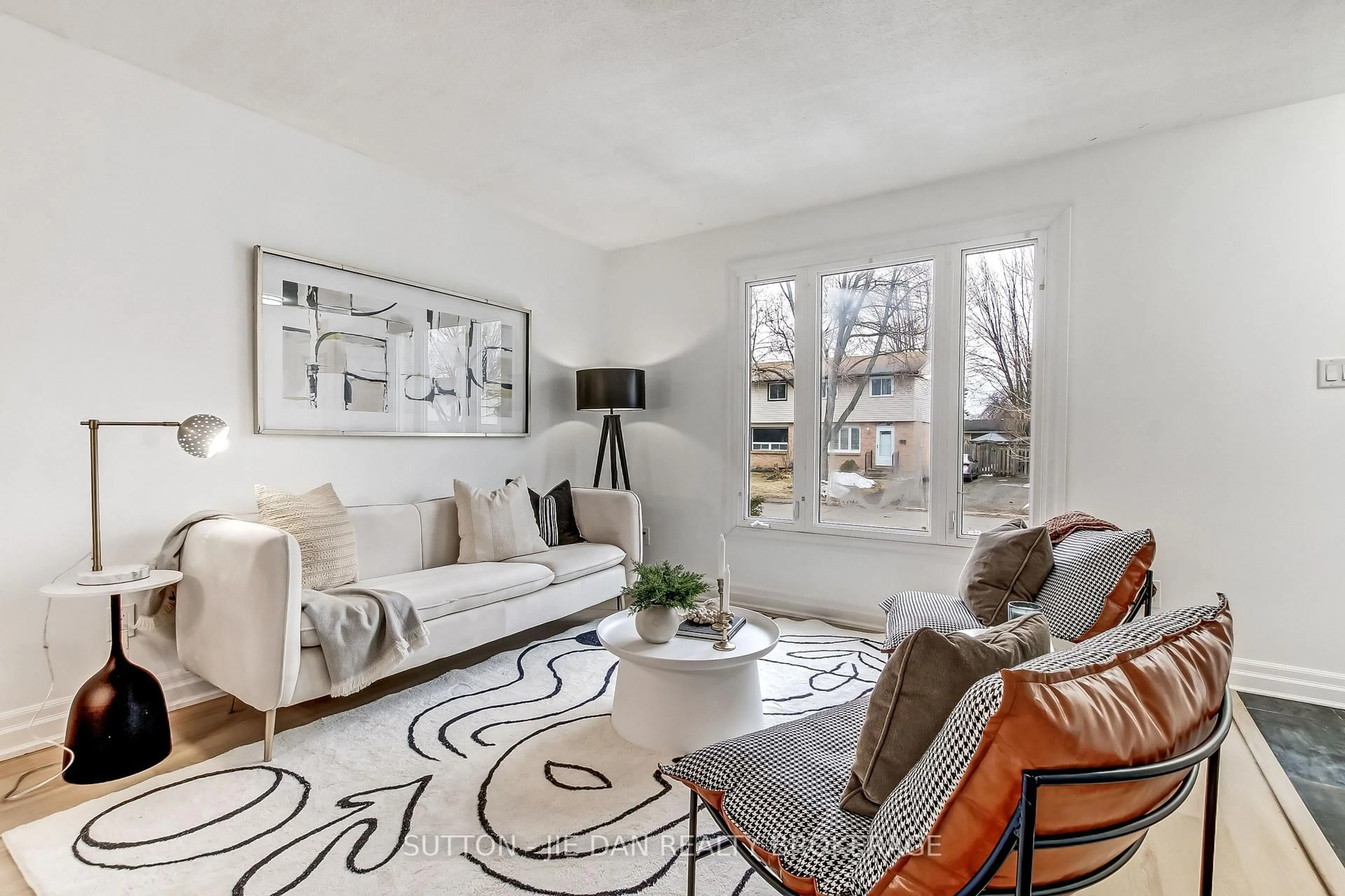 Living room with furniture, unknown for 37 INVERARY Rd, London North Ontario N6G 3L5