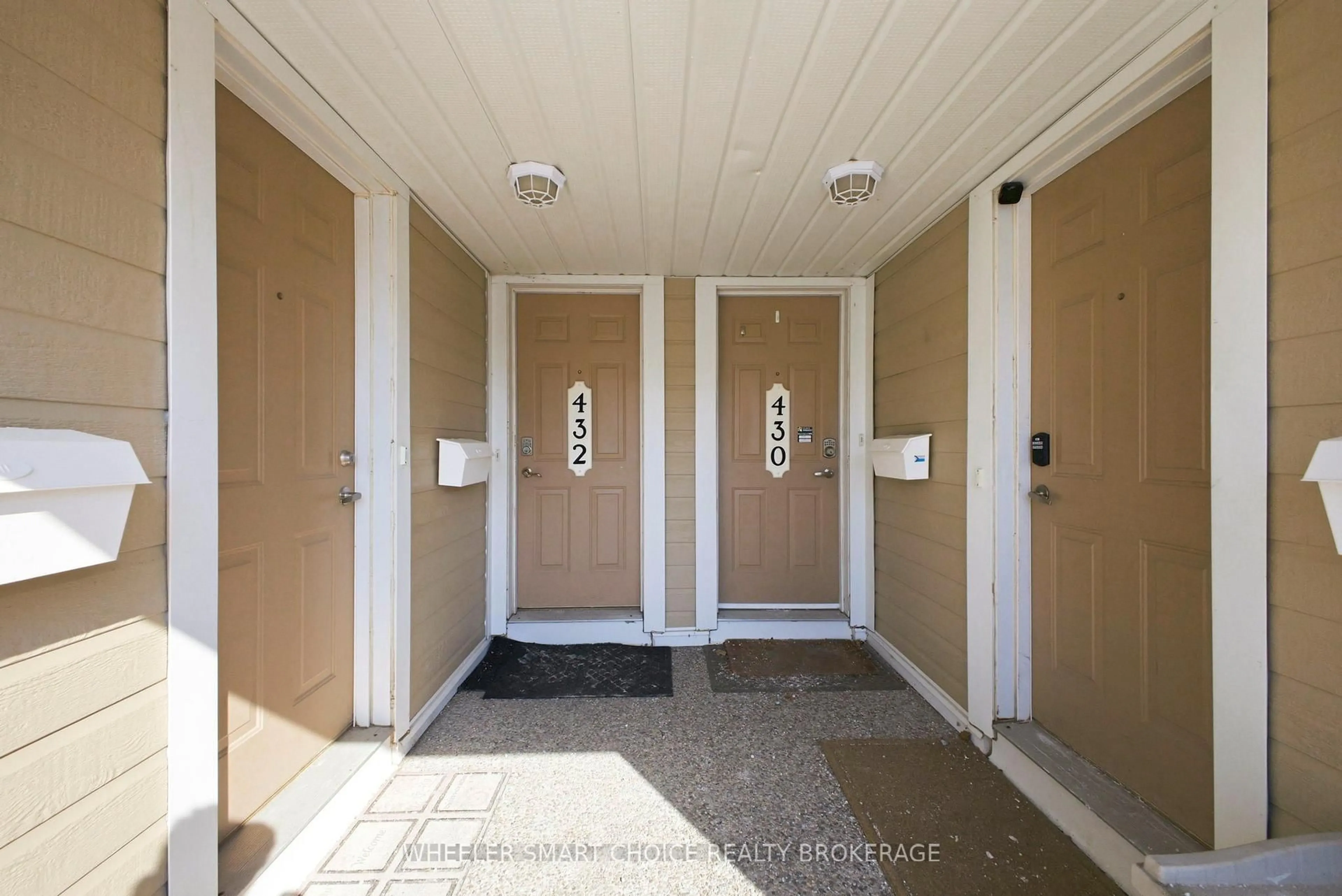 Indoor foyer for 432 Hillsboro Private #11, Ottawa Ontario K2M 3A8