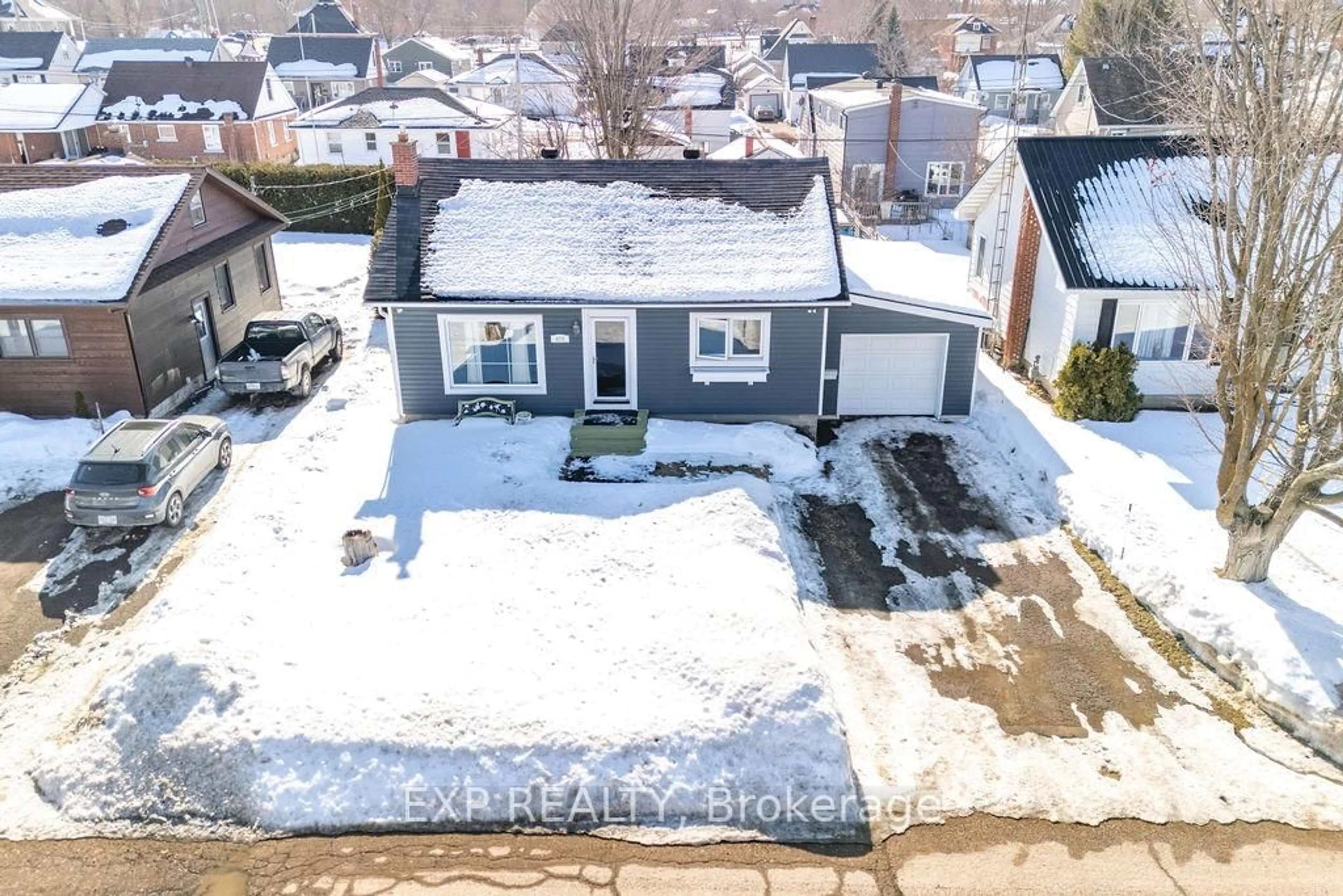 A pic from outside/outdoor area/front of a property/back of a property/a pic from drone, street for 478 New St, Renfrew Ontario K7V 1G8