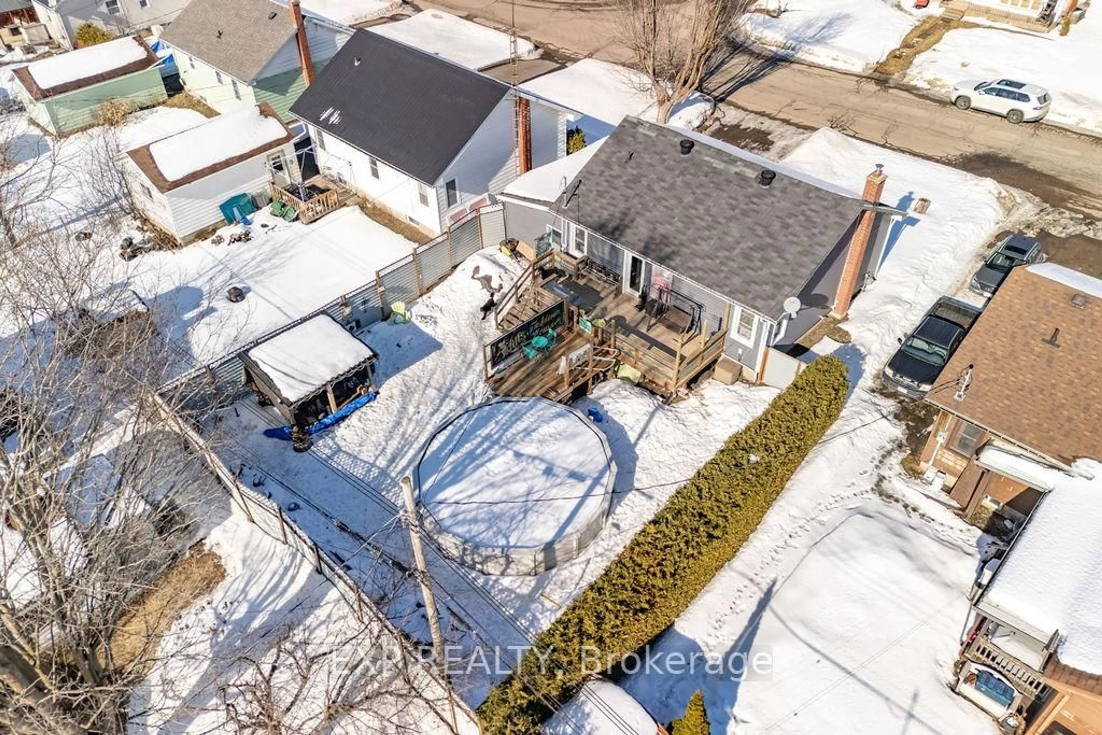 A pic from outside/outdoor area/front of a property/back of a property/a pic from drone, street for 478 New St, Renfrew Ontario K7V 1G8
