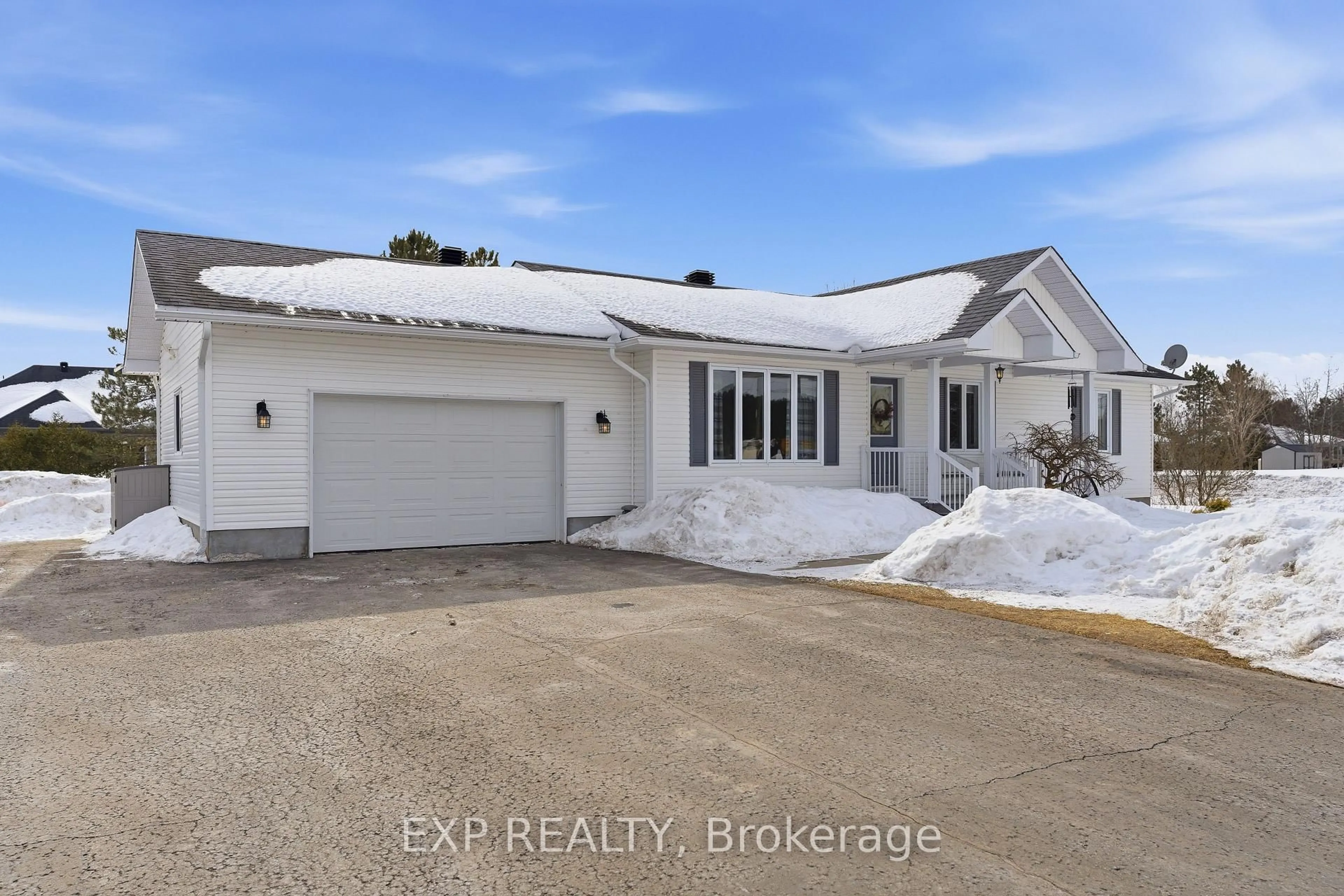A pic from outside/outdoor area/front of a property/back of a property/a pic from drone, street for 2174 LEMERY St, Clarence-Rockland Ontario K0A 1E0