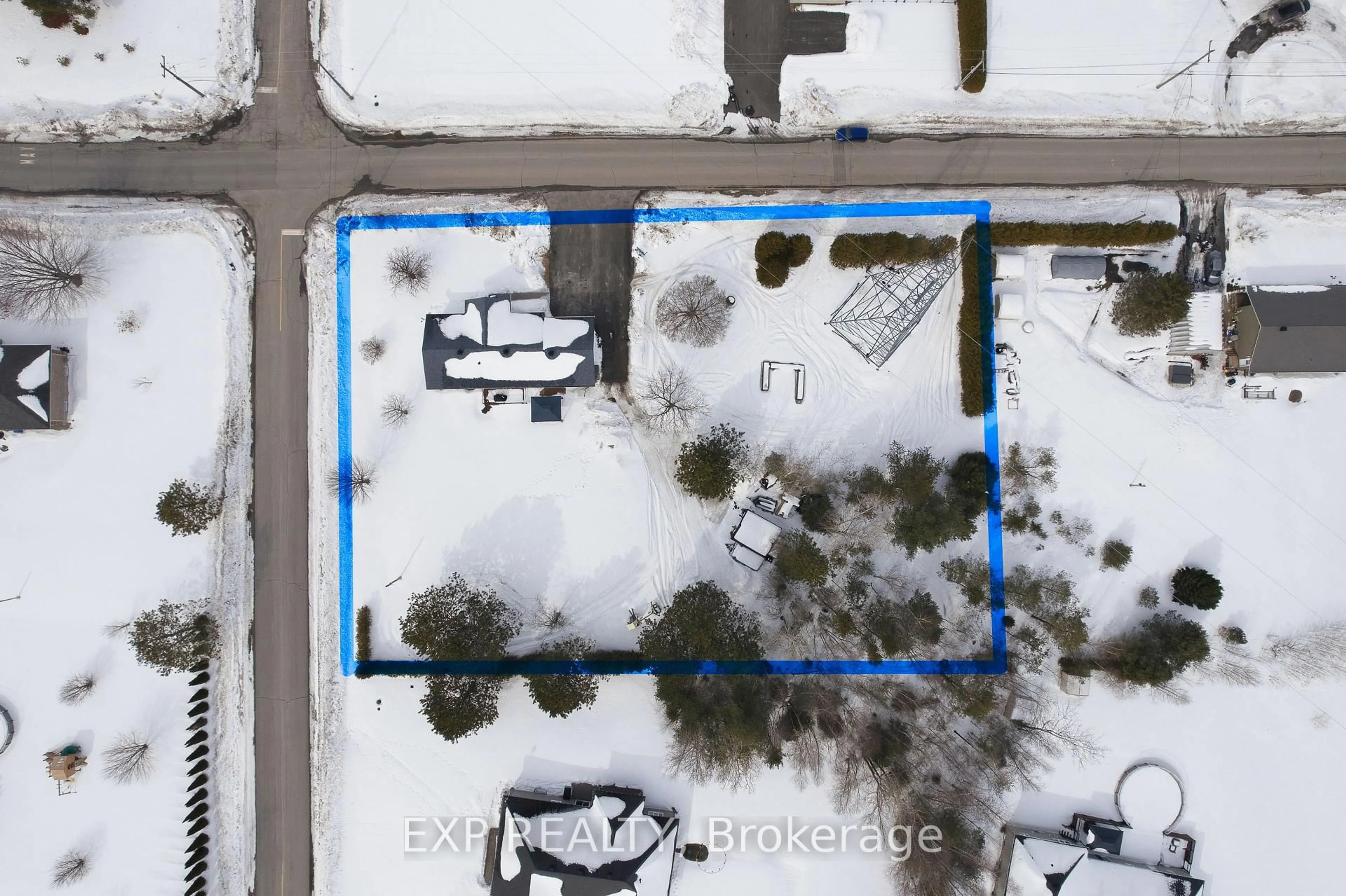 A pic from outside/outdoor area/front of a property/back of a property/a pic from drone, street for 2174 LEMERY St, Clarence-Rockland Ontario K0A 1E0