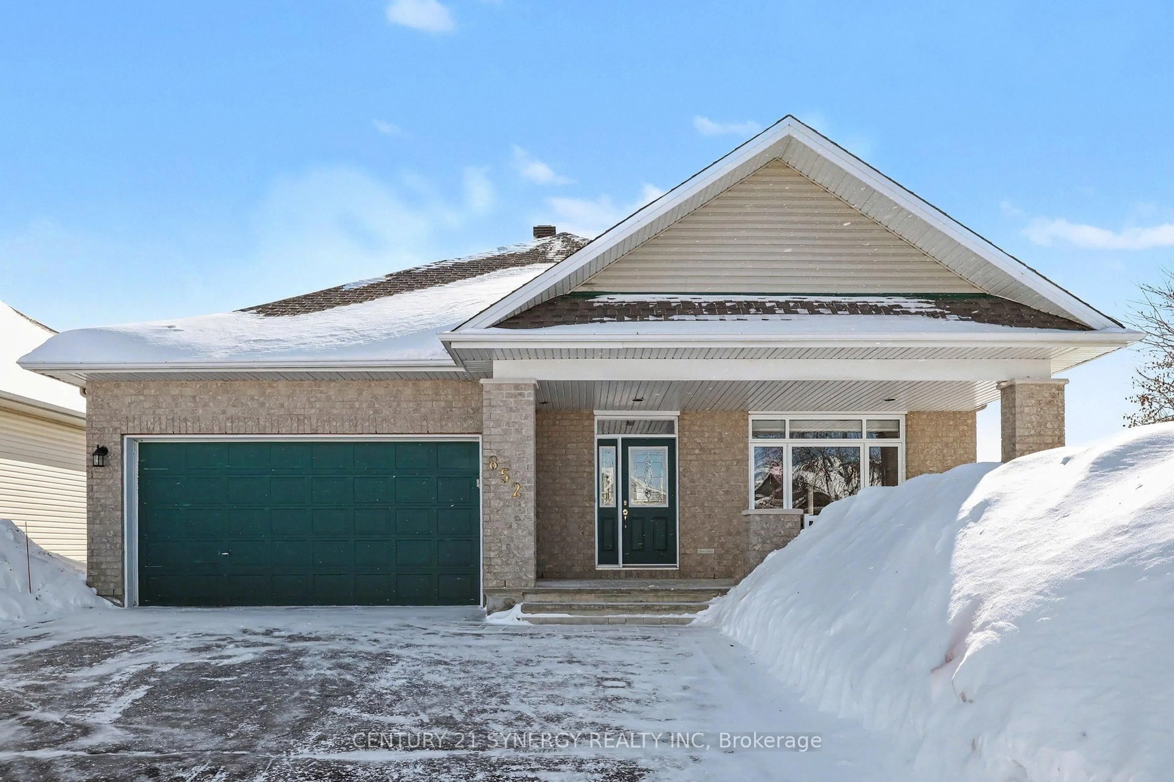 Indoor garage for 852 Swallowtail Cres, Ottawa Ontario K4A 4M5