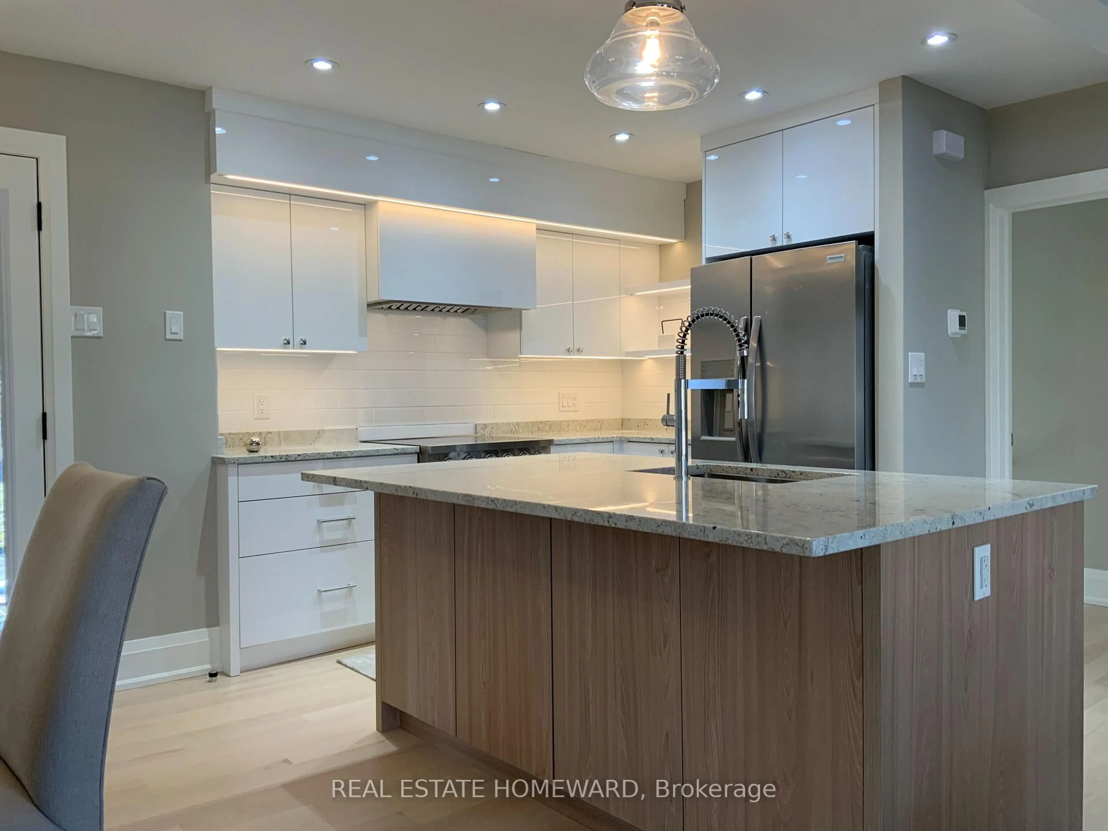 Contemporary kitchen, unknown for 33 Strathcona Dr, St. Catharines Ontario L2M 2A8