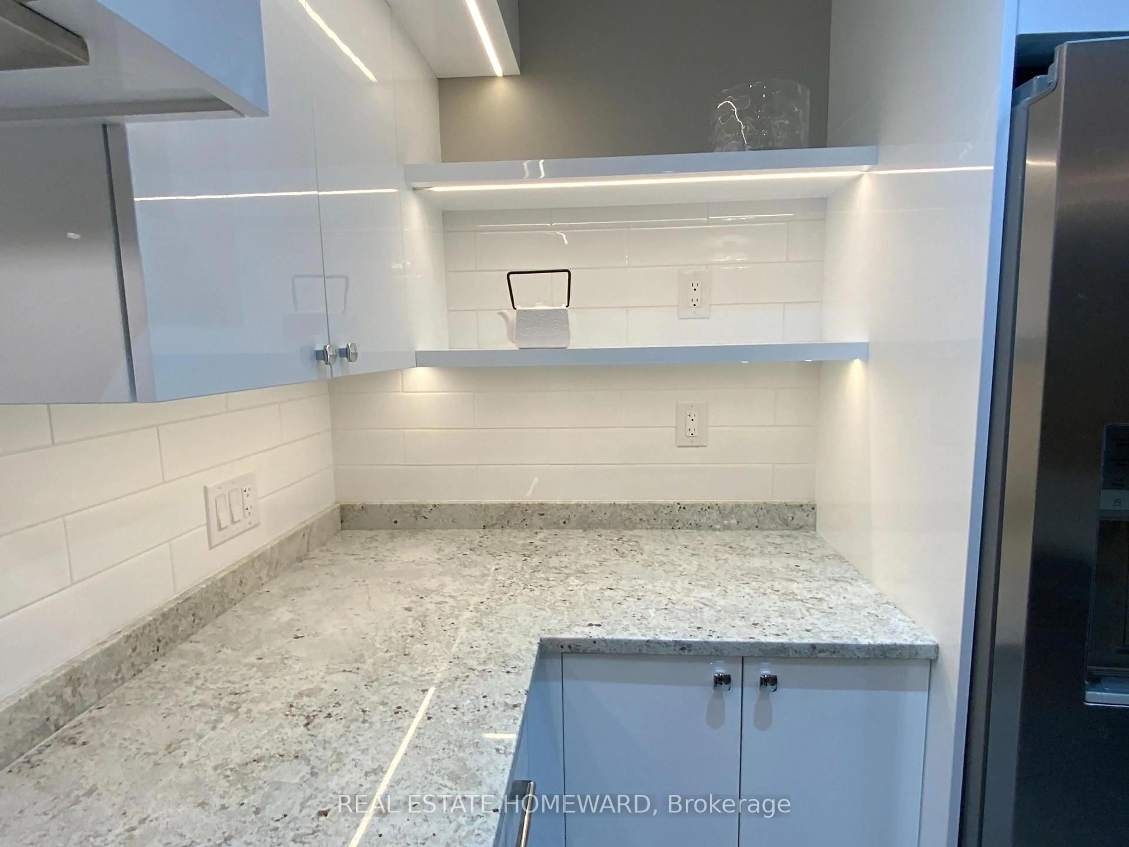 Standard kitchen, ceramic/tile floor for 33 Strathcona Dr, St. Catharines Ontario L2M 2A8