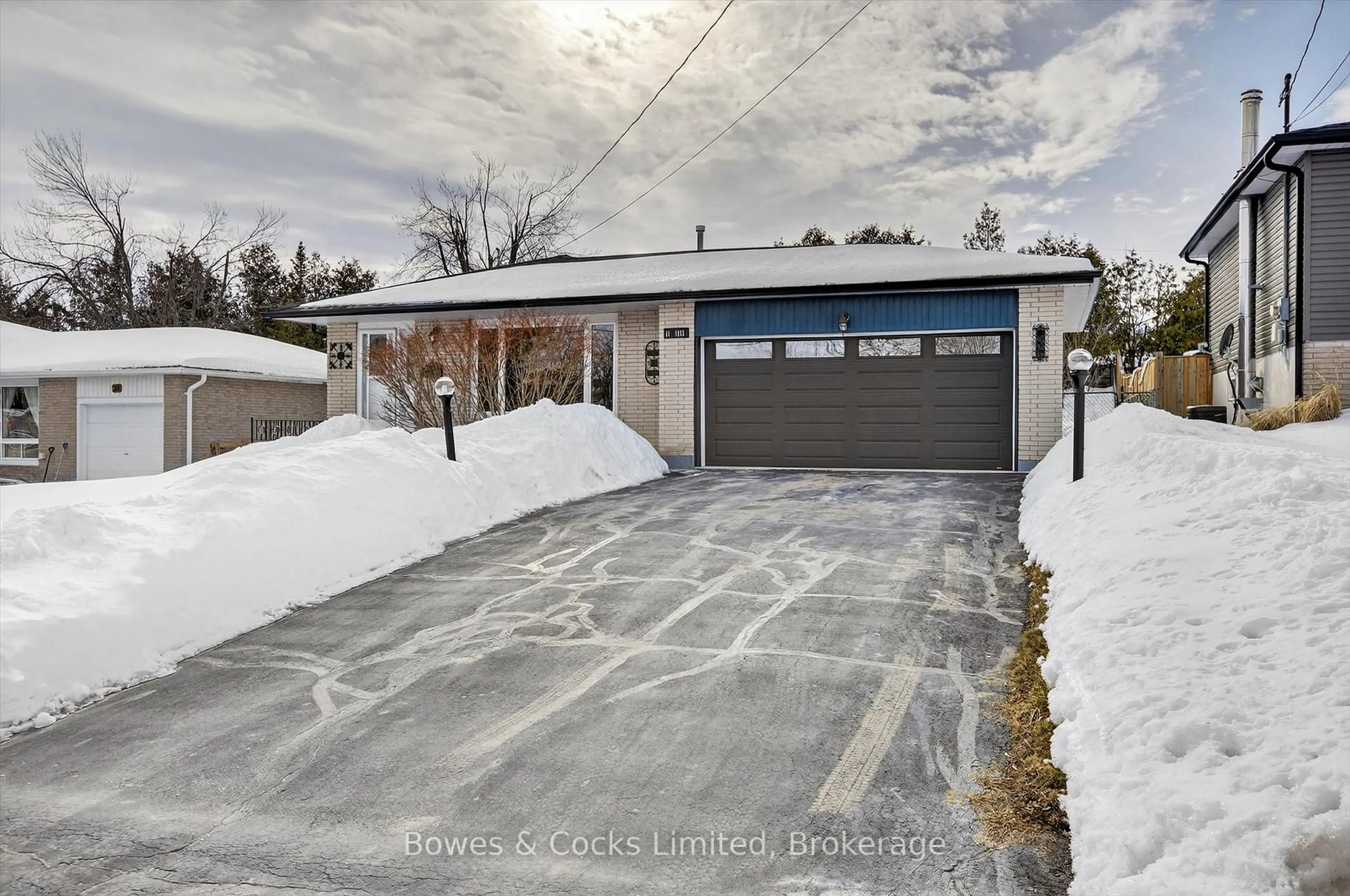 Indoor garage for 13 Mohawk Dr, Kawartha Lakes Ontario K9V 0J1