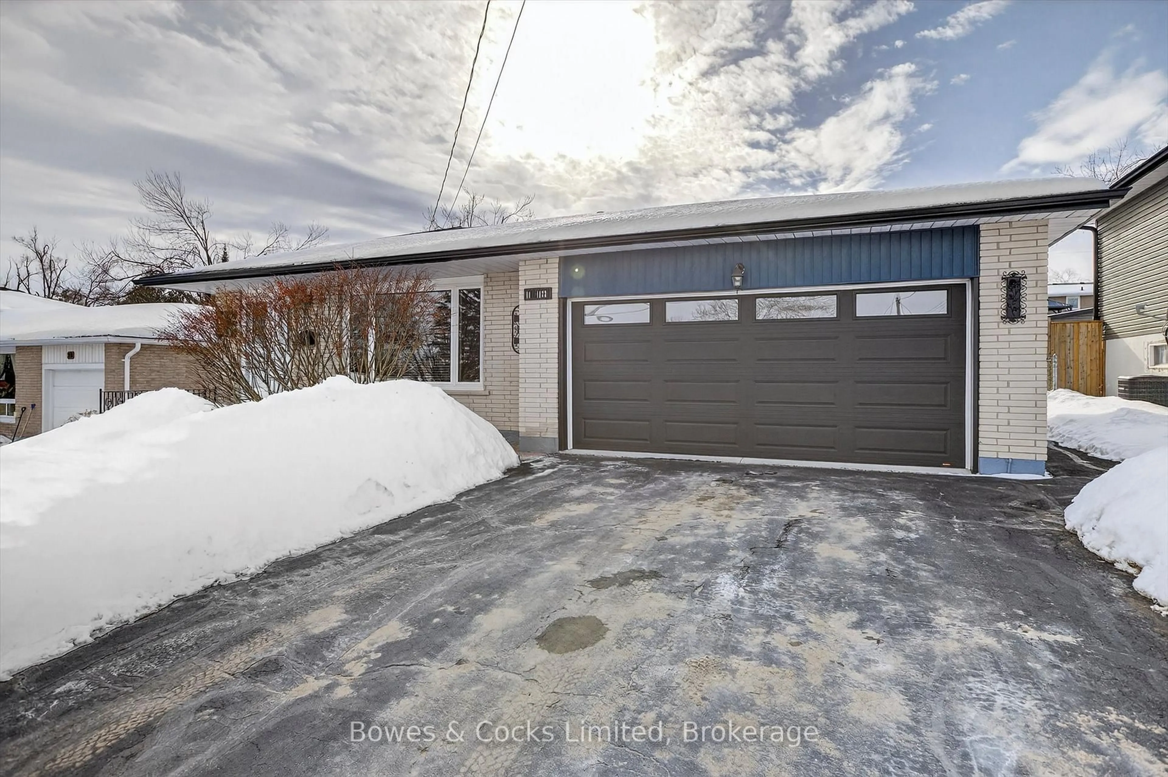 Indoor garage for 13 Mohawk Dr, Kawartha Lakes Ontario K9V 0J1