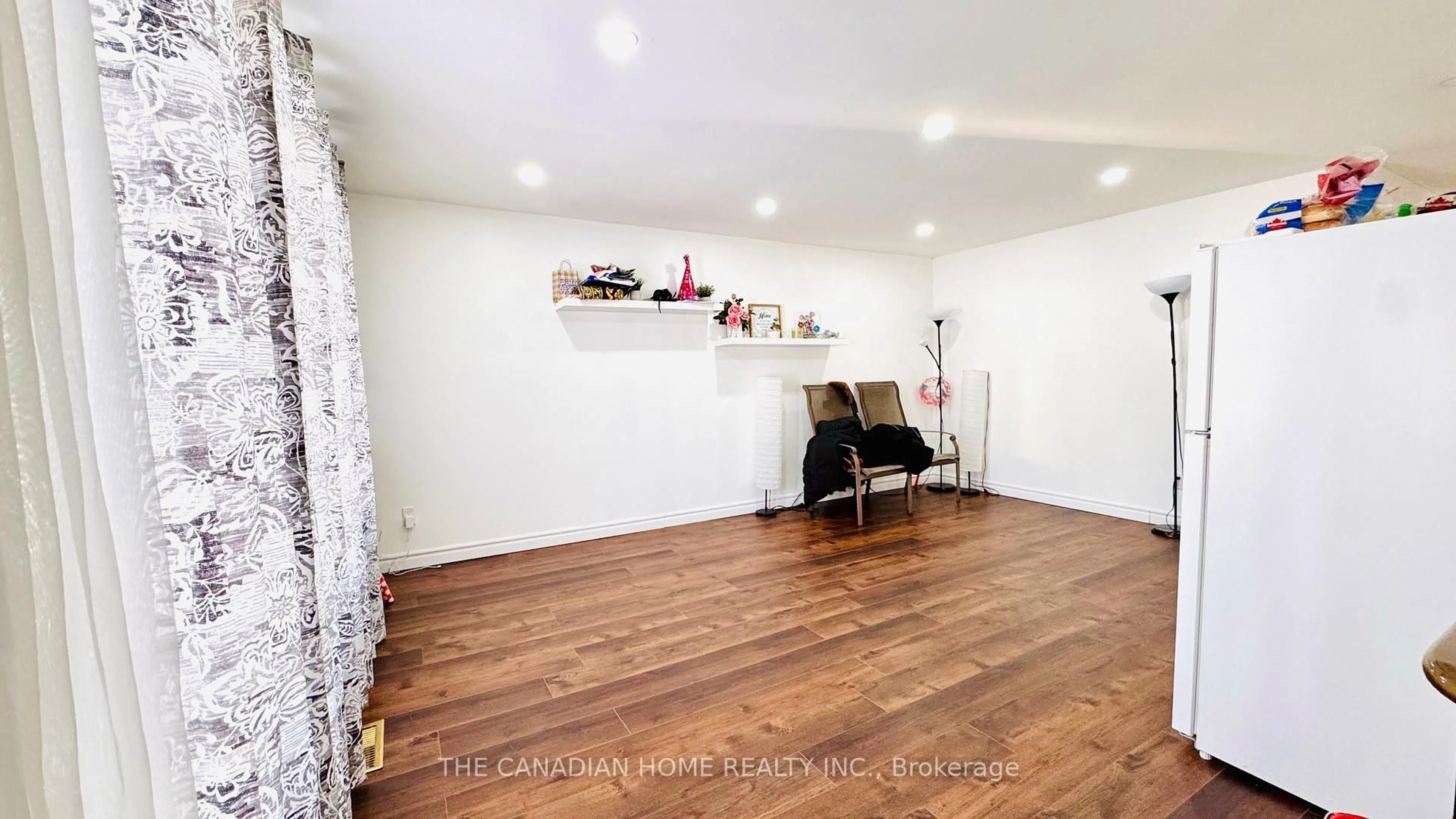 A pic of a room for 15 Cluthe Cres, Kitchener Ontario N2P 1N1