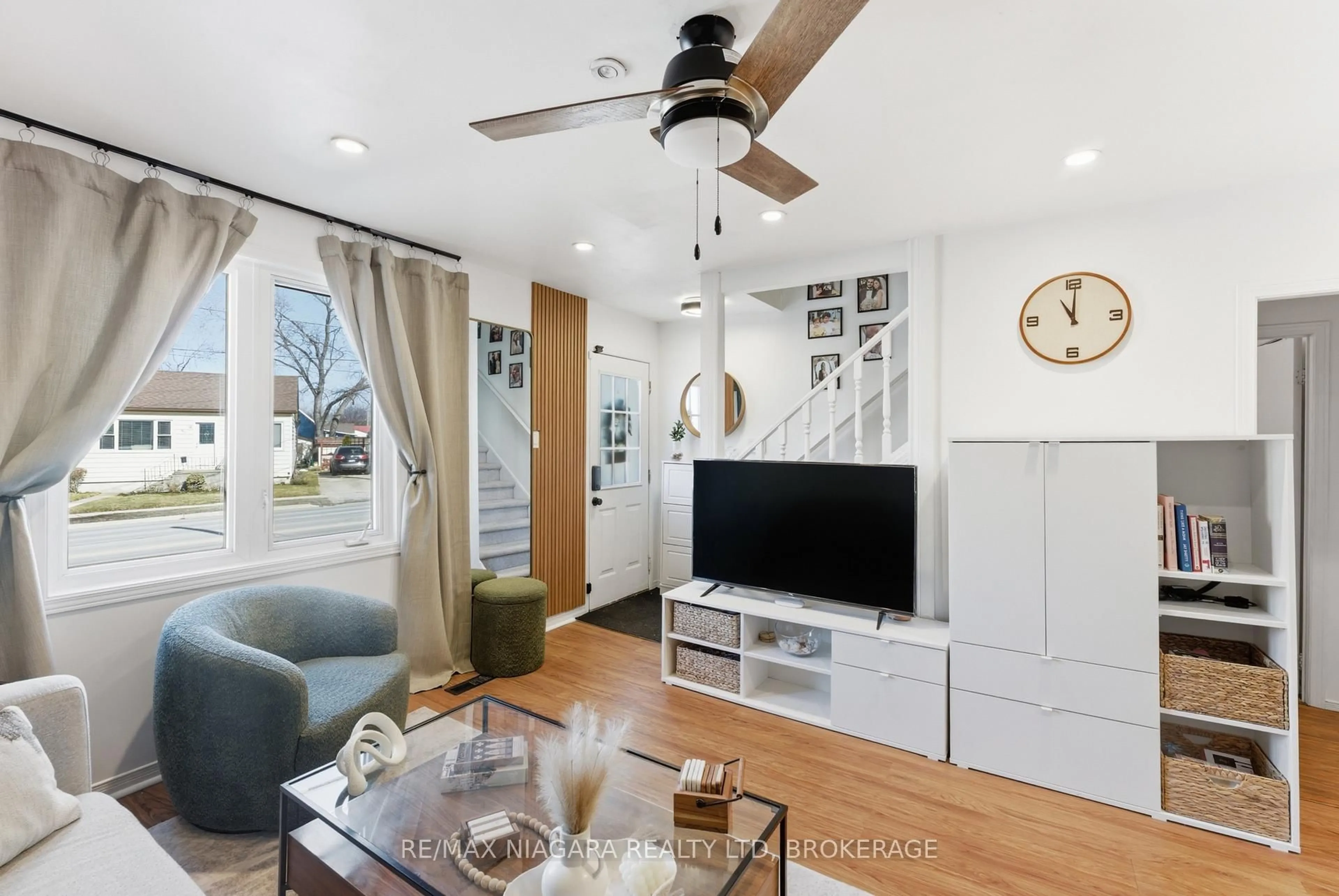 Living room with furniture, wood/laminate floor for 412 Welland Ave, St. Catharines Ontario L2M 5T8