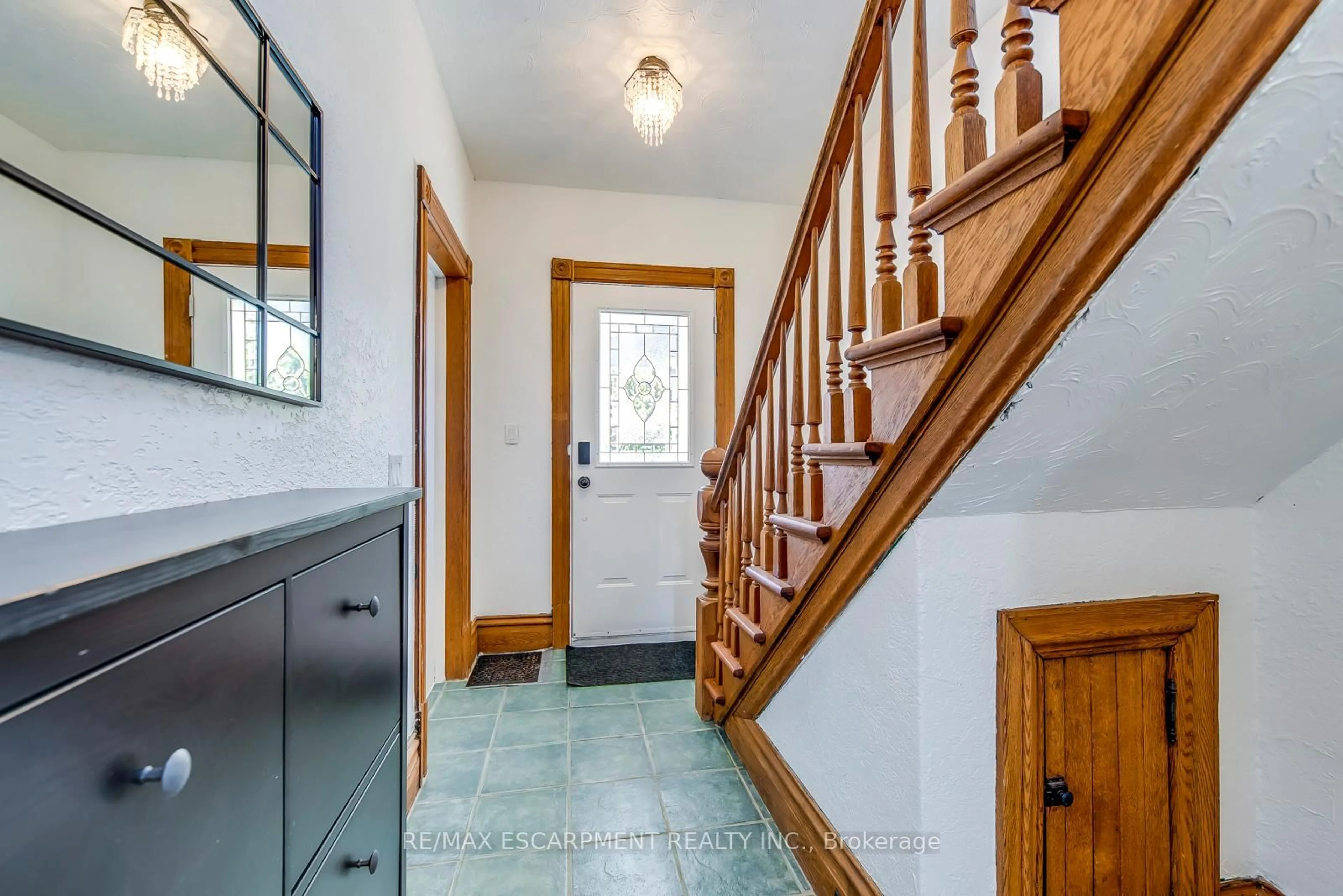 Indoor entryway for 4456 Ellis St, Niagara Falls Ontario L2E 1H4