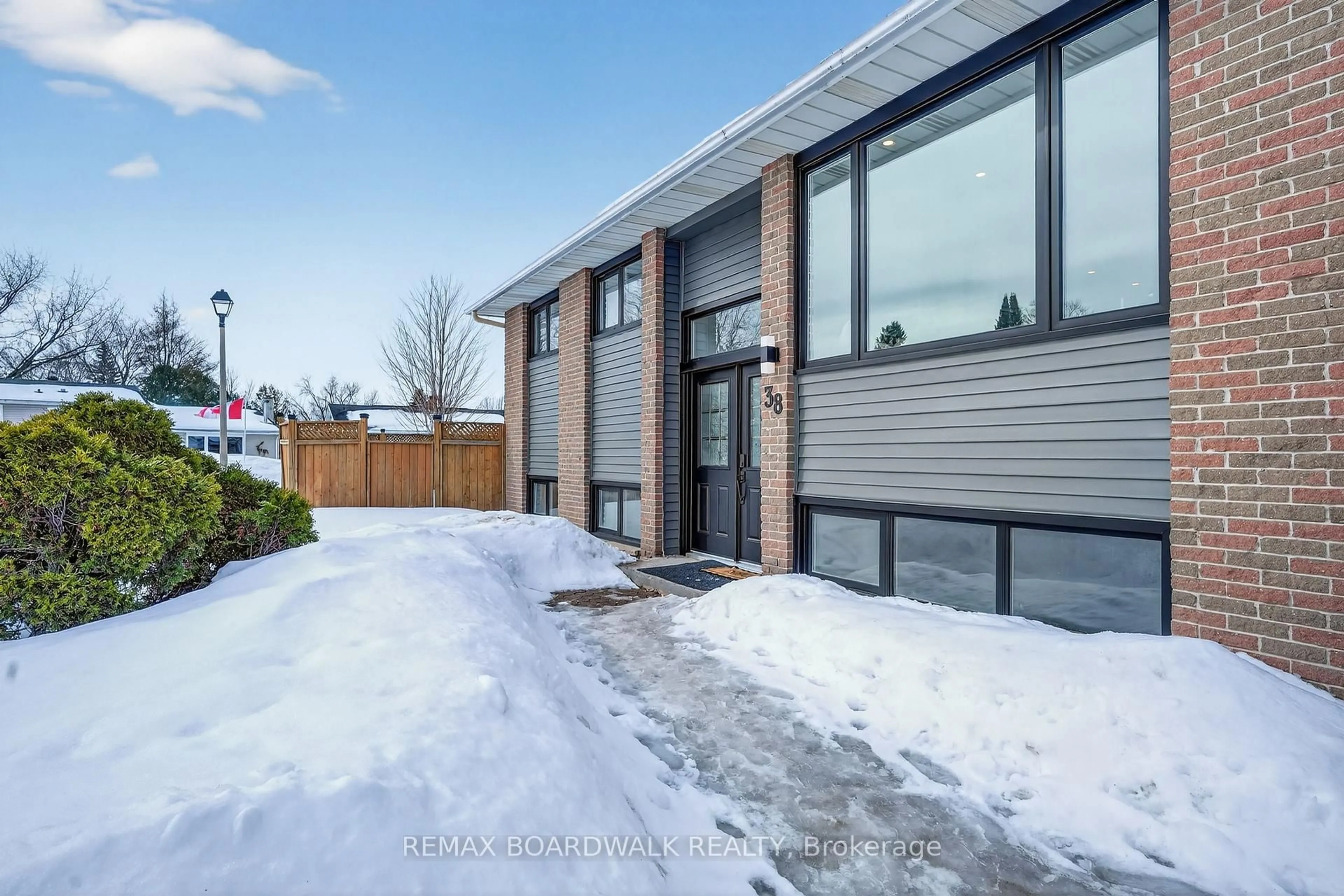 Unknown for 38 Courtney Rd, Ottawa Ontario K2L 1L8