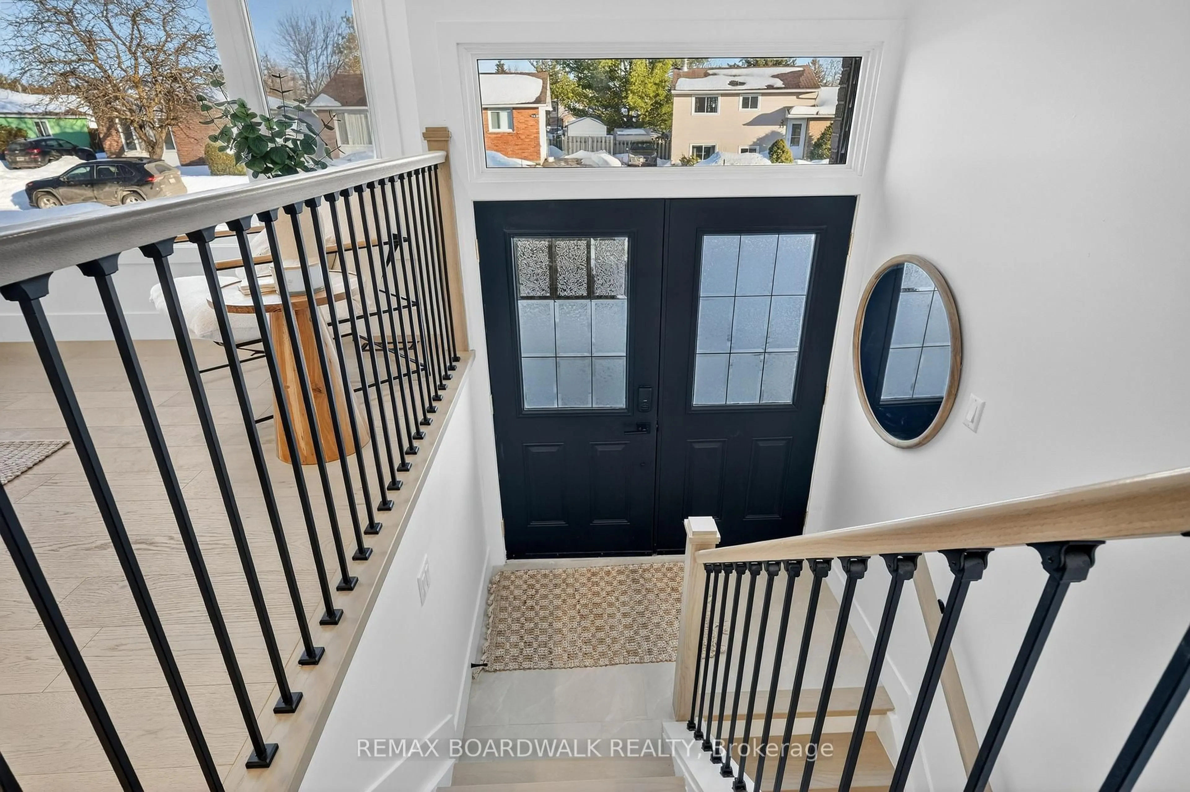 Indoor entryway for 38 Courtney Rd, Ottawa Ontario K2L 1L8
