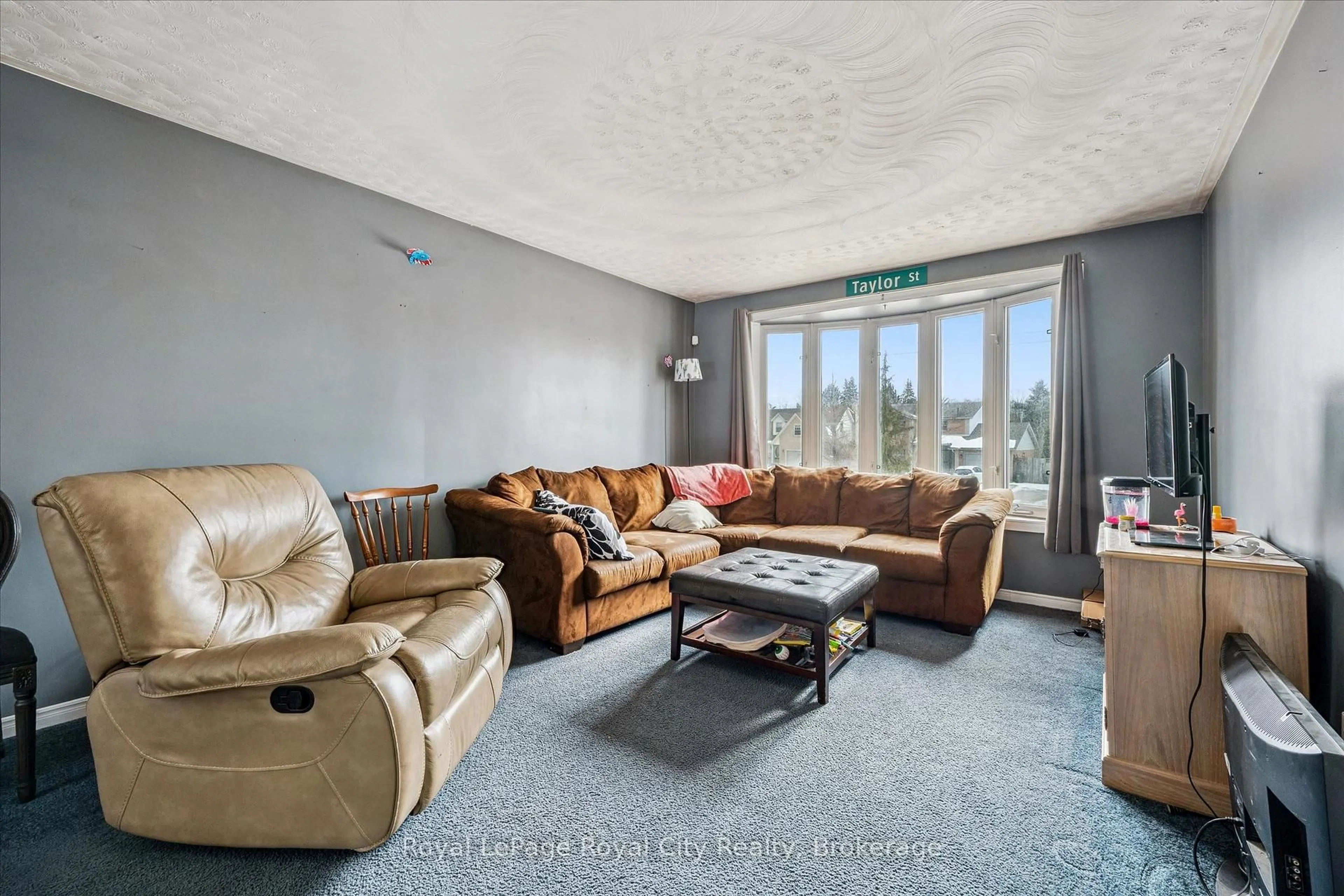 Living room with furniture, unknown for 668 Edinburgh Rd, Guelph Ontario N1G 4H8