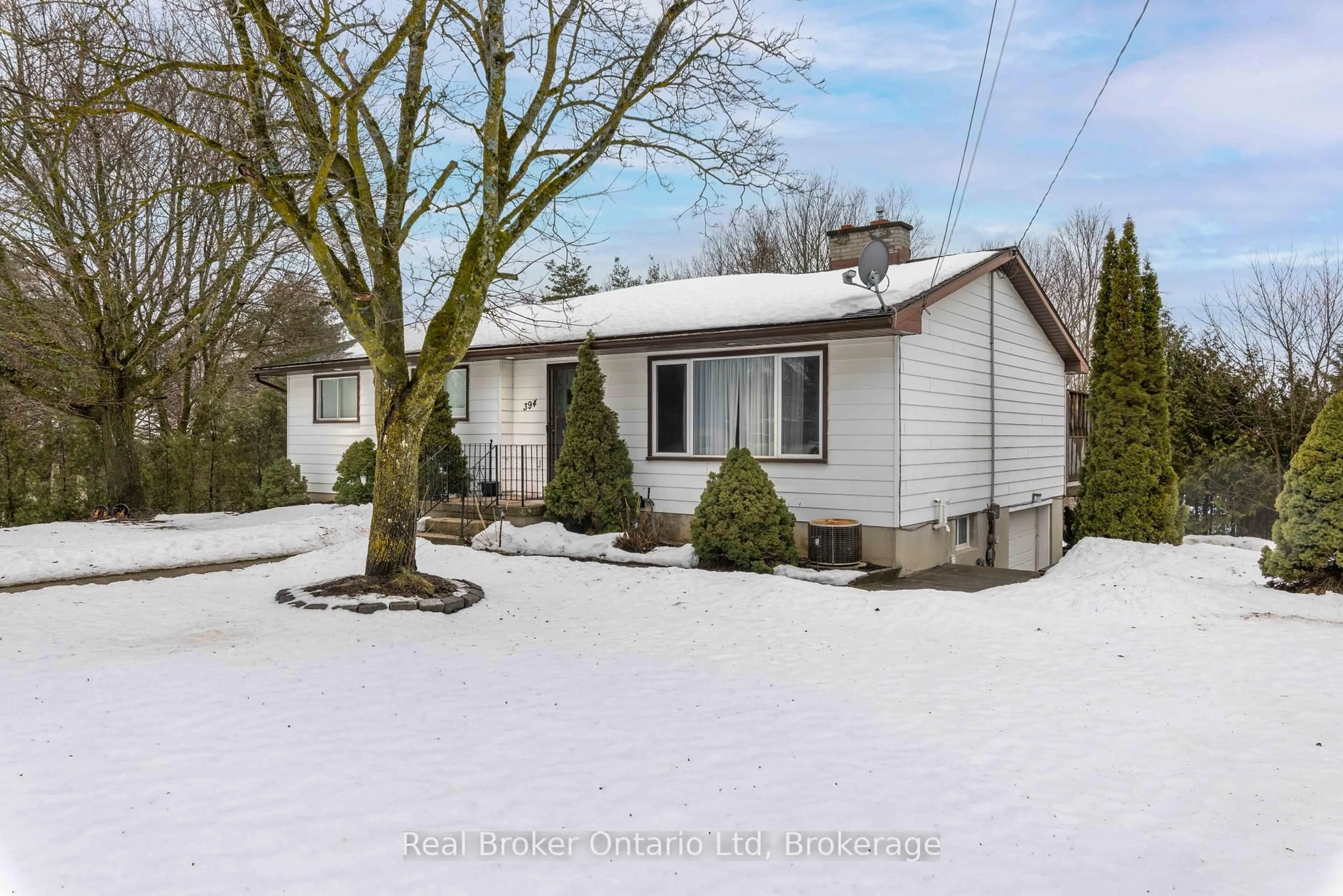 A pic from outside/outdoor area/front of a property/back of a property/a pic from drone, street for 394 Queen St, West Grey Ontario N0G 1R0