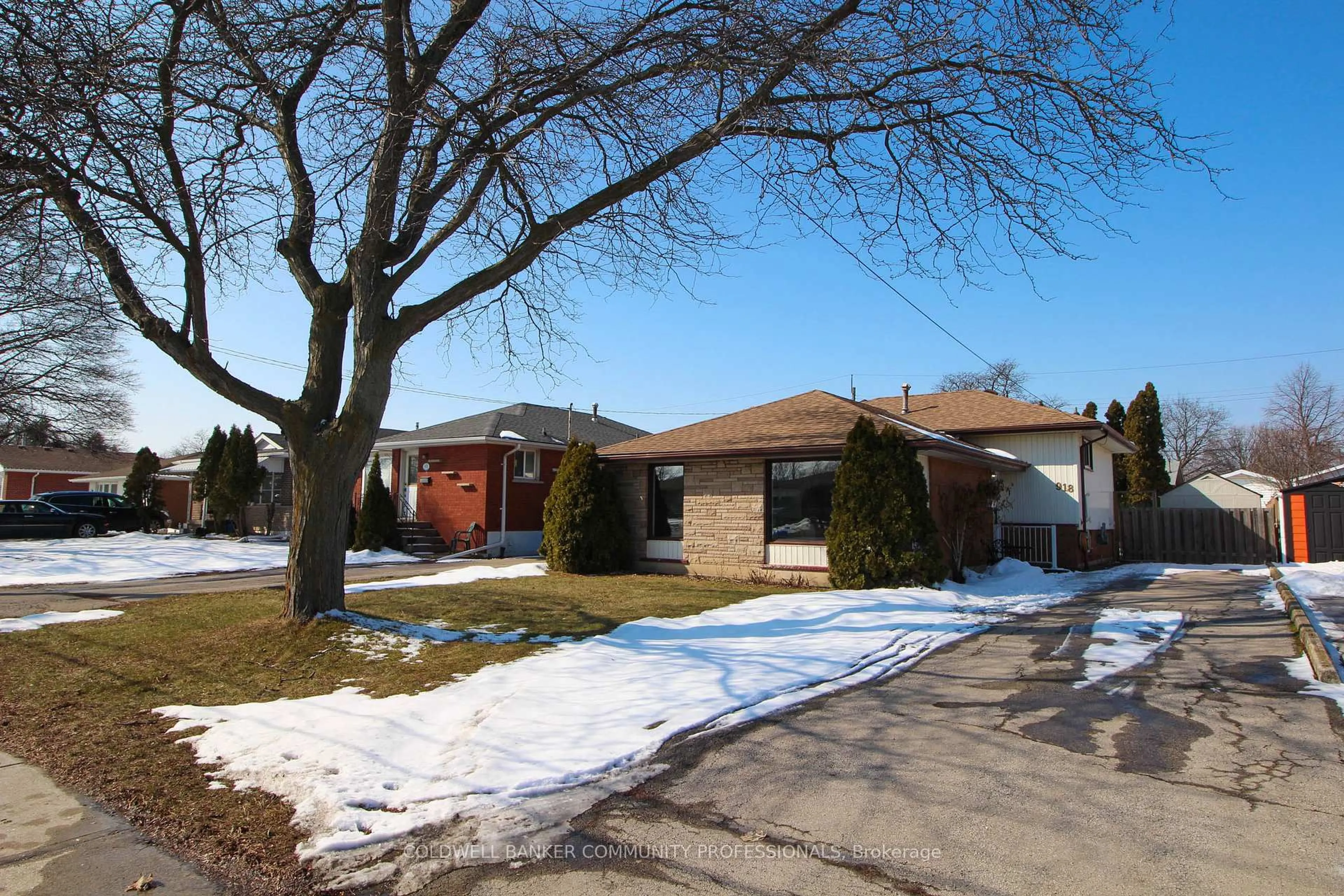 Home with brick exterior material, street for 918 Upper Ottawa St, Hamilton Ontario L8T 3V7