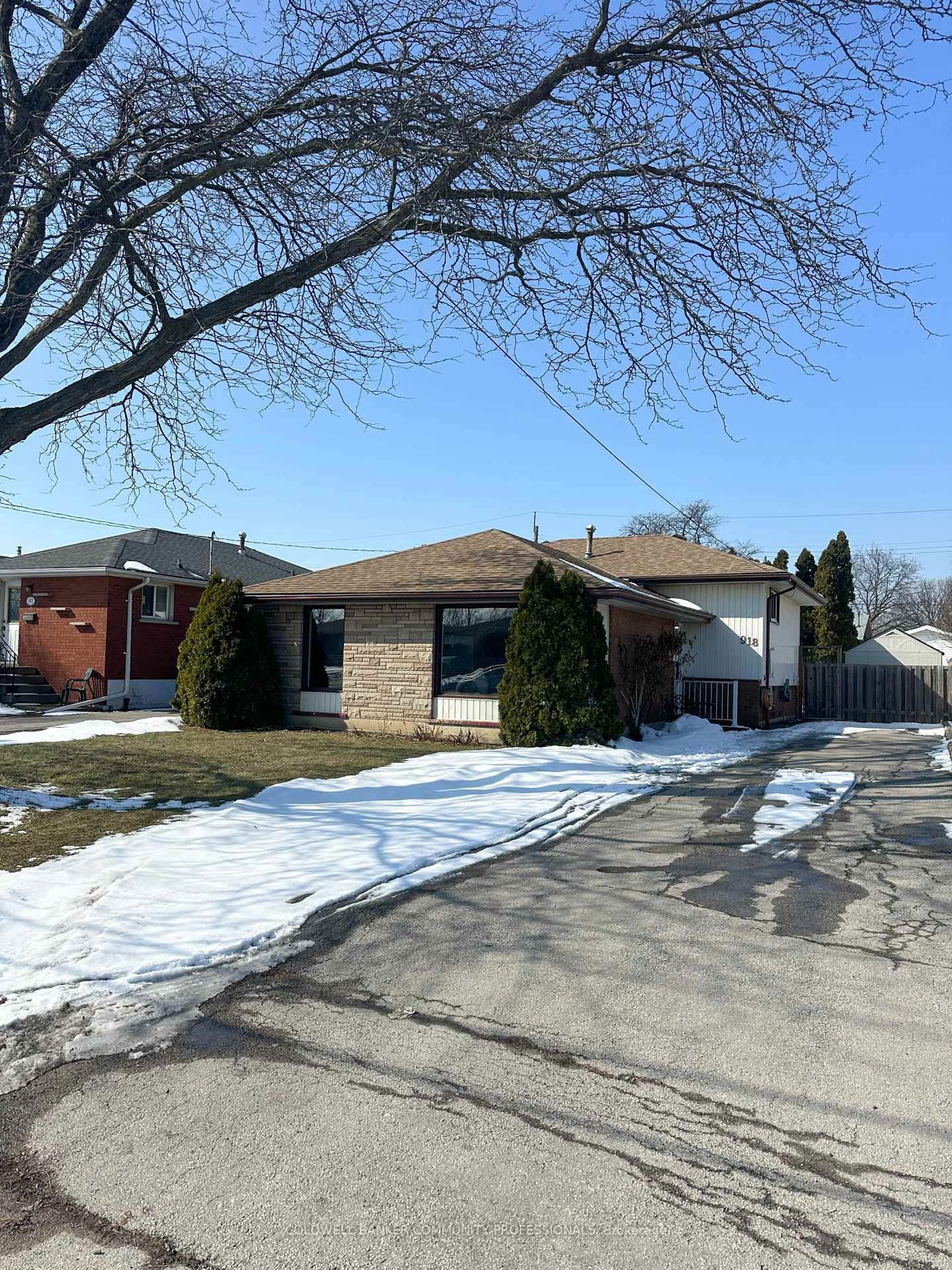 Home with brick exterior material, street for 918 Upper Ottawa St, Hamilton Ontario L8T 3V7