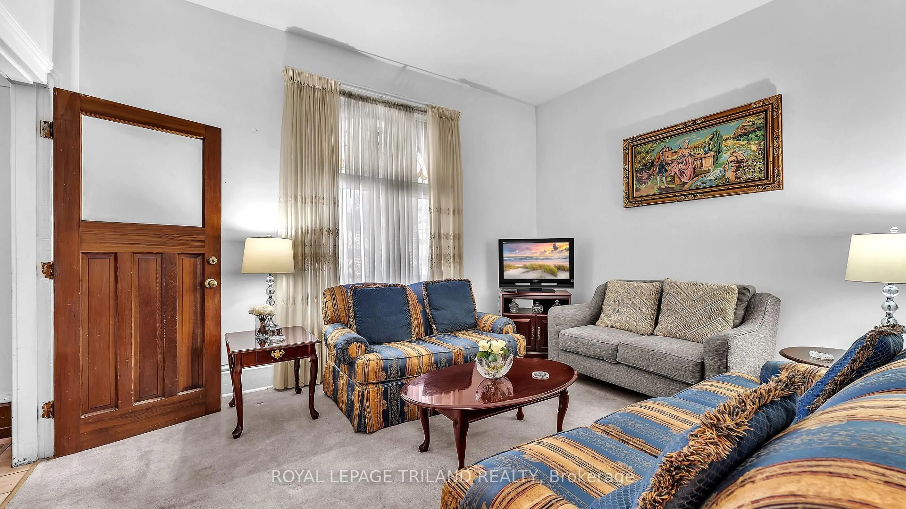 Living room with furniture, carpet floor for 569 Piccadilly St, London East Ontario N5Y 3G9