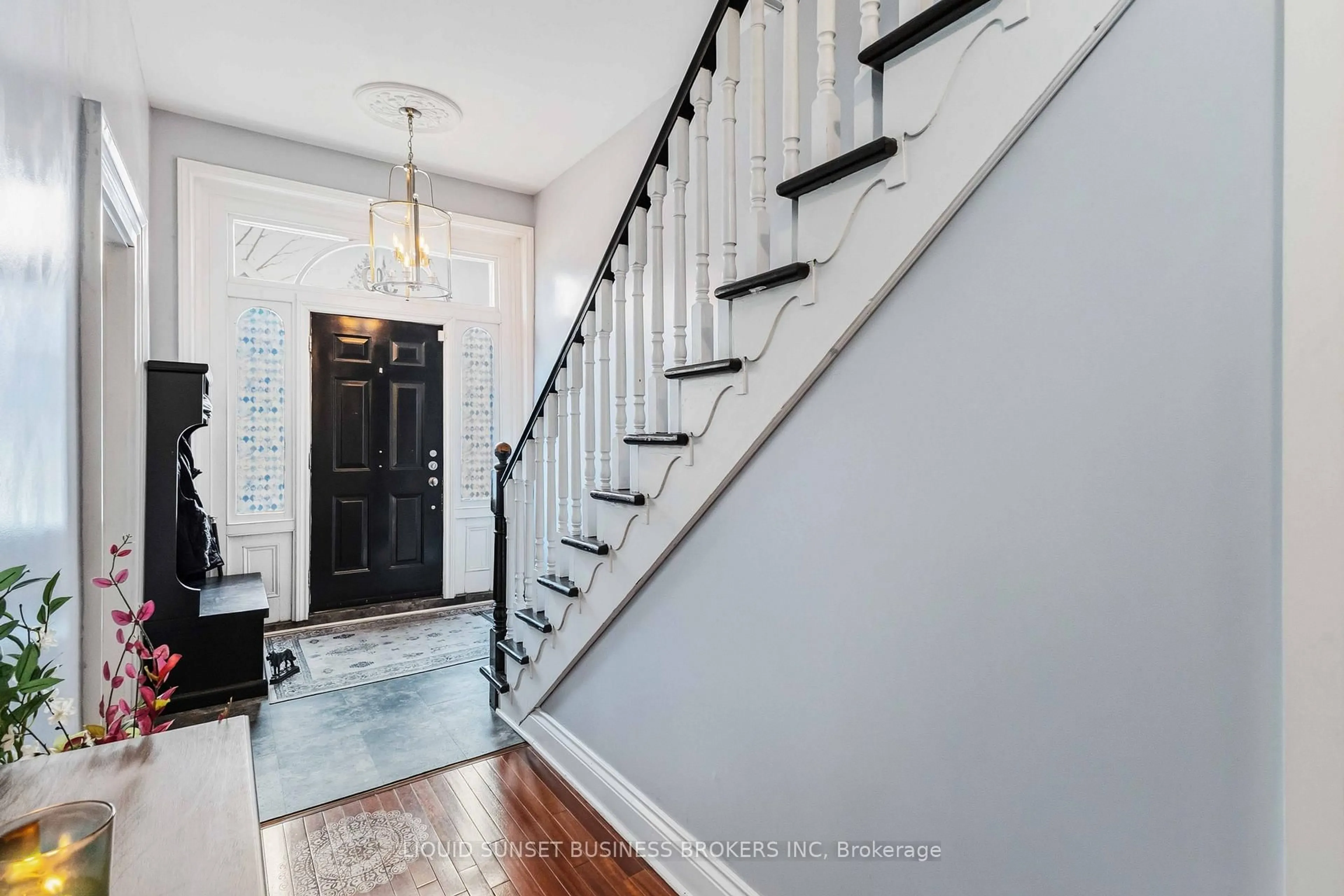 Indoor entryway for 39 William St, St. Thomas Ontario N5R 3H1