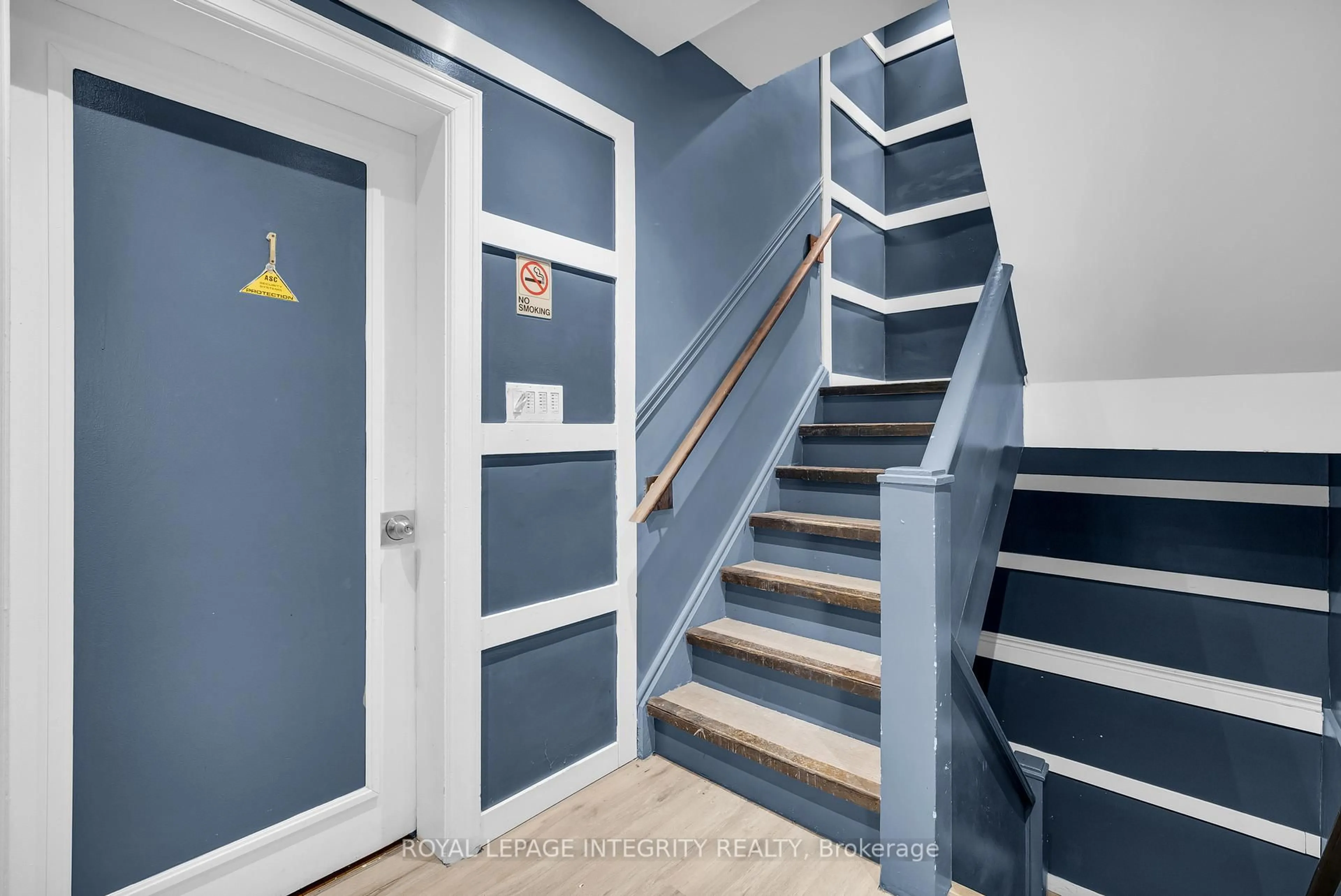 Stairs for 154 Columbus Ave, Ottawa Ontario K1K 1R1