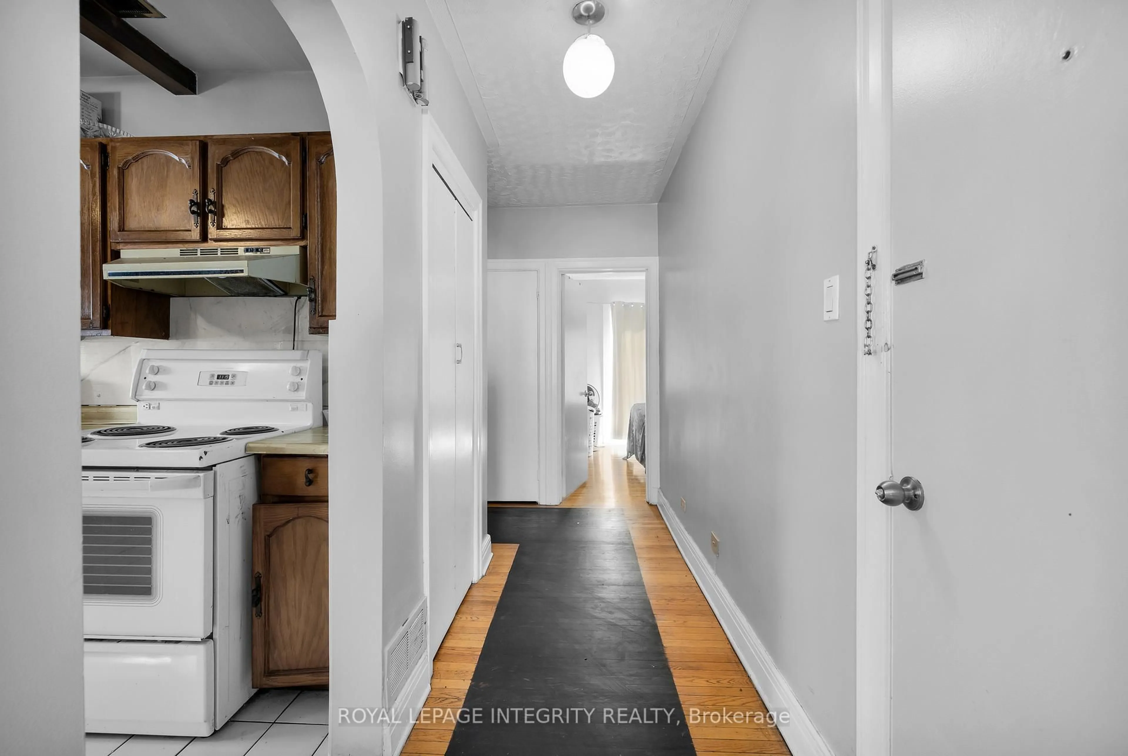 Indoor entryway for 154 Columbus Ave, Ottawa Ontario K1K 1R1